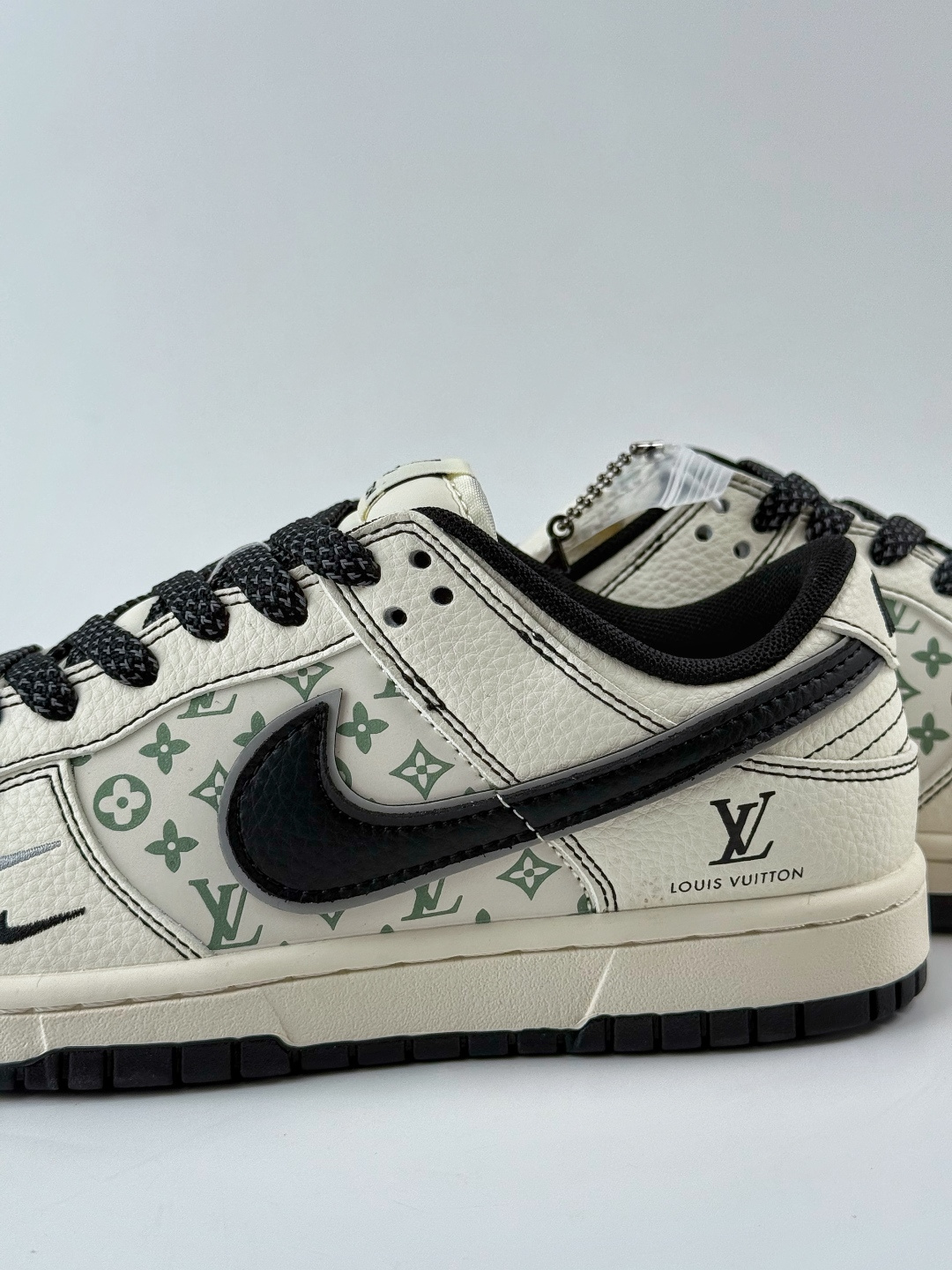 230 Nike SB Dunk Low x Louis Vuitton 白黑双小勾满天星 HH7518-095