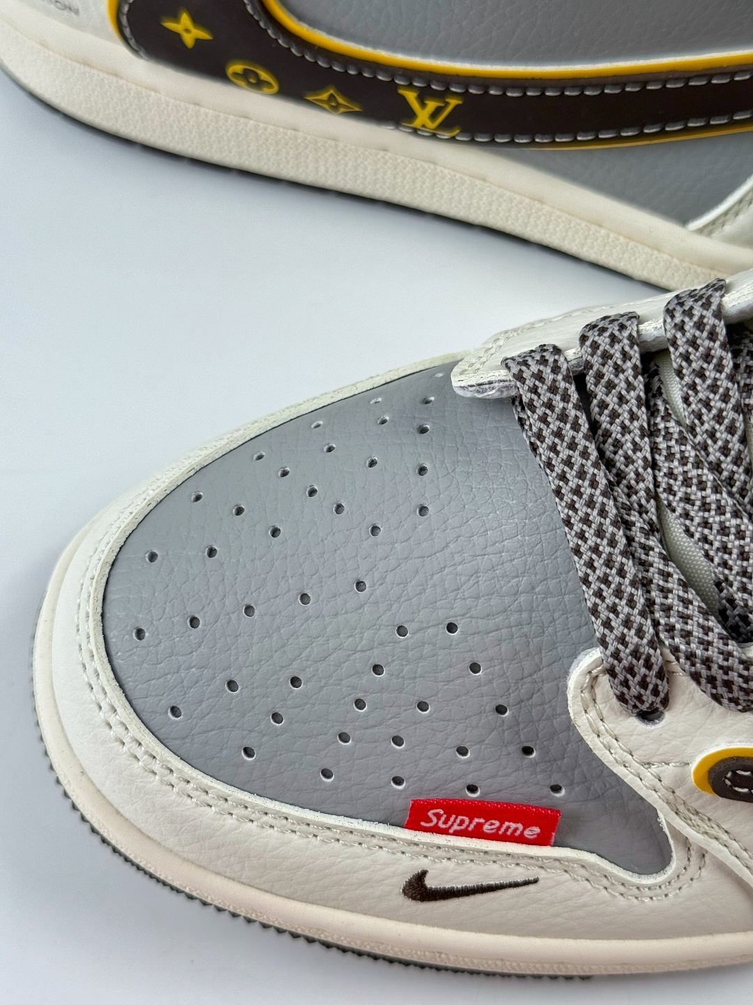 210 Travis Scott x Nike Air Jordan 1 Low x Louis Vuitton Air Jordan 1 Low 反转白灰黑小勾满天星倒钩 ZY1618-011