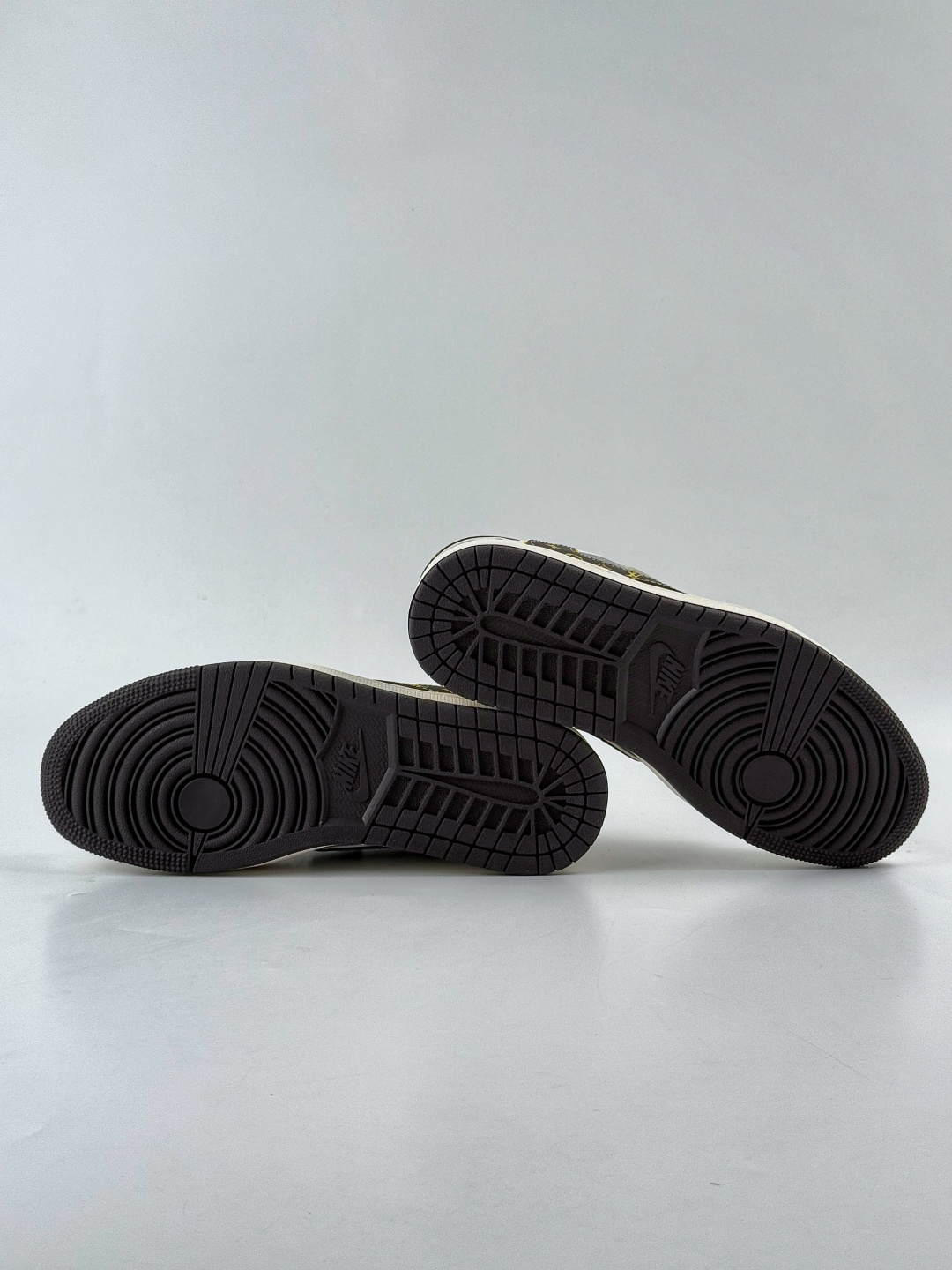 210 Travis Scott x Nike Air Jordan 1 Low x Louis Vuitton Air Jordan 1 Low 反转白灰黑小勾满天星倒钩 ZY1618-011