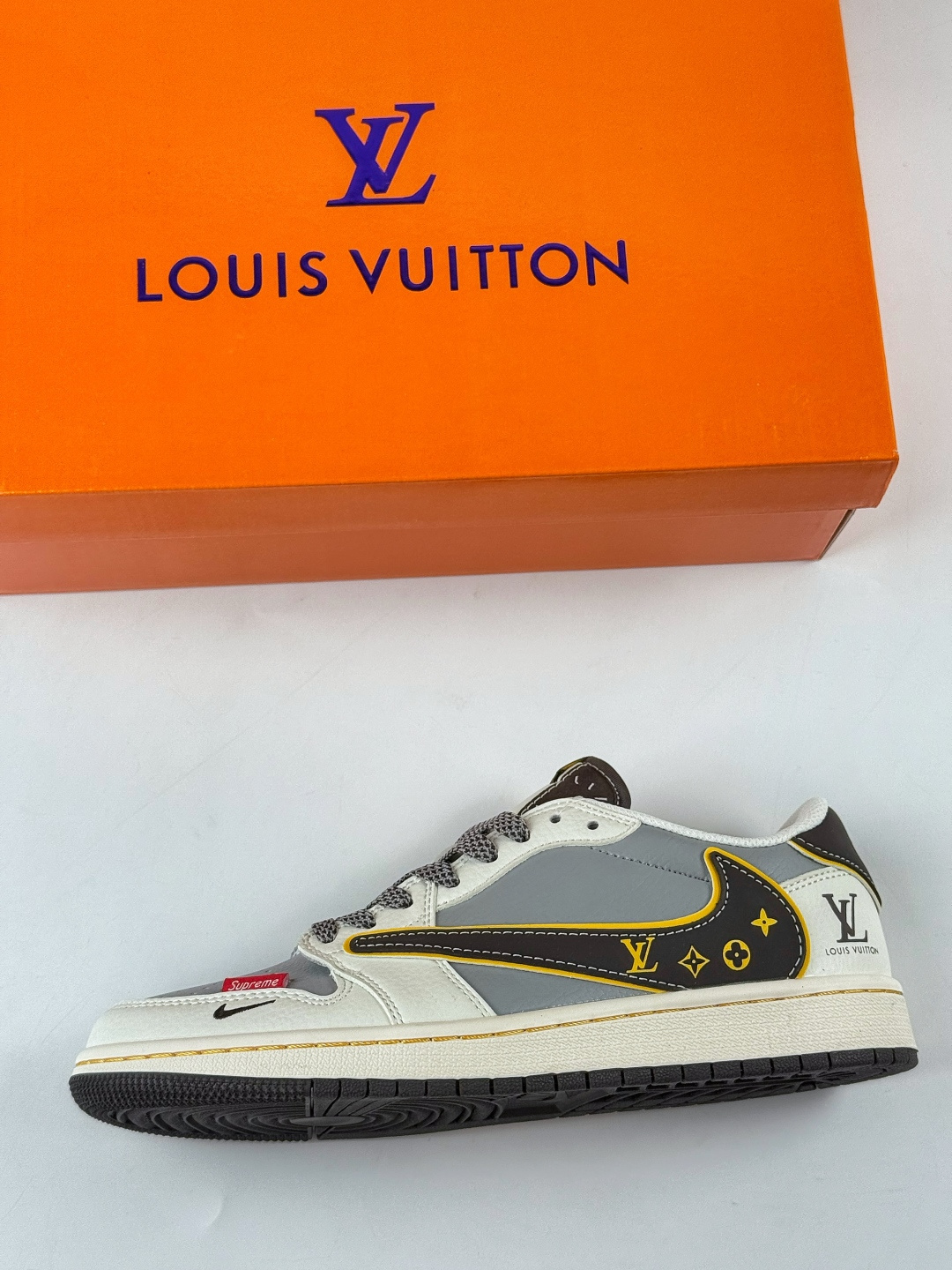 210 Travis Scott x Nike Air Jordan 1 Low x Louis Vuitton Air Jordan 1 Low 反转白灰黑小勾满天星倒钩 ZY1618-011