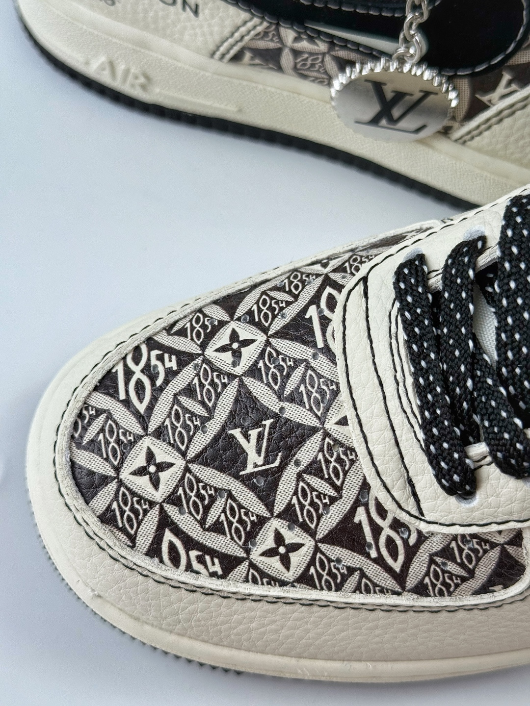 210 Nike Air Force 1 Low 07 x Louis Vuitton 白黑满天星 KJ1688-023