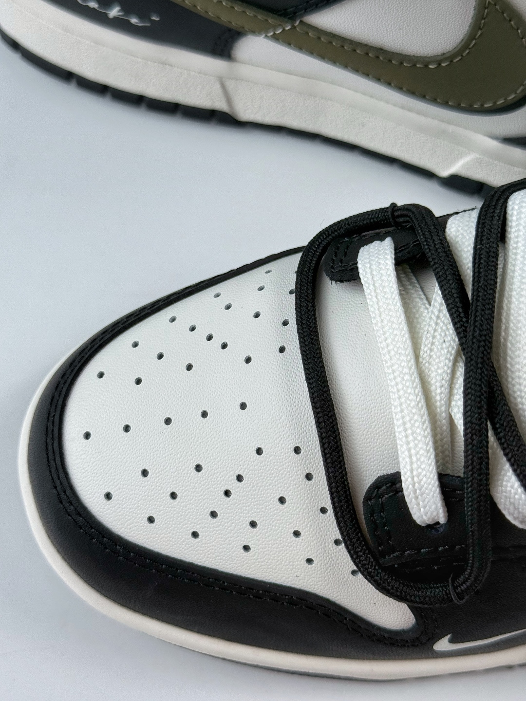 210 Nike SB Dunk Low 黑白绑带 BG0512-083