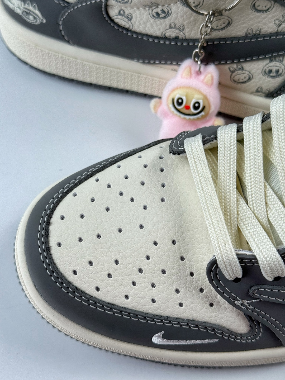 230 Travis Scott x Nike Air Jordan 1 Low x LABUBU Air Jordan 1 Low 反转灰白小勾拉布布倒钩 LD2028-055