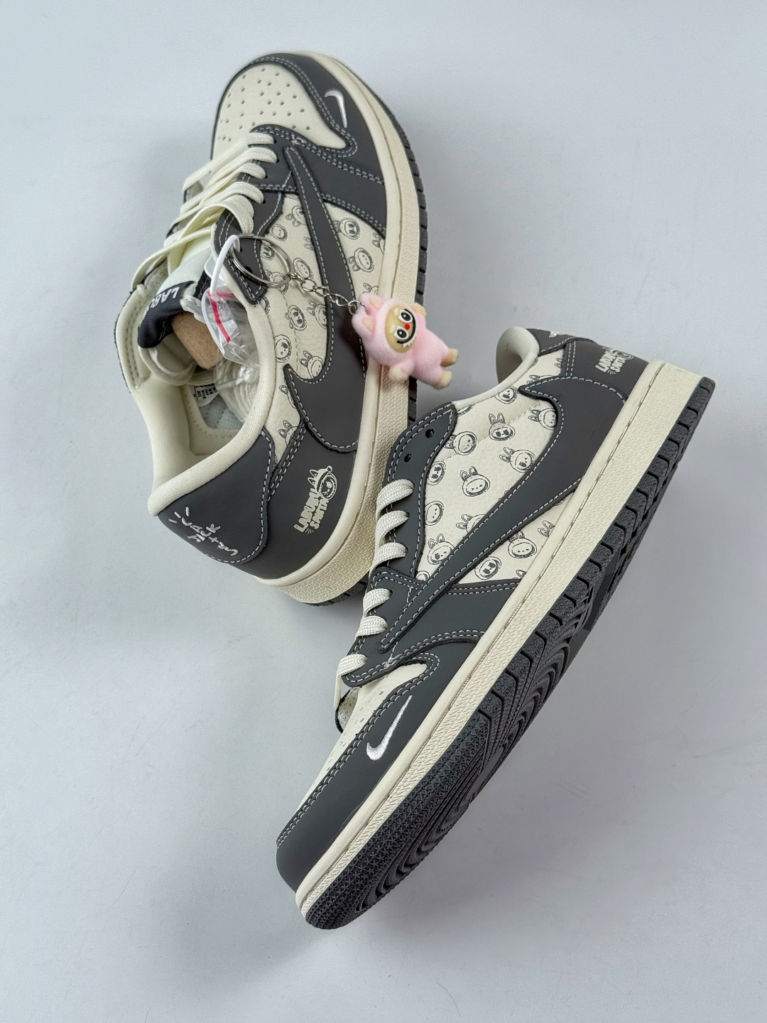 230 Travis Scott x Nike Air Jordan 1 Low x LABUBU Air Jordan 1 Low 反转灰白小勾拉布布倒钩 LD2028-055