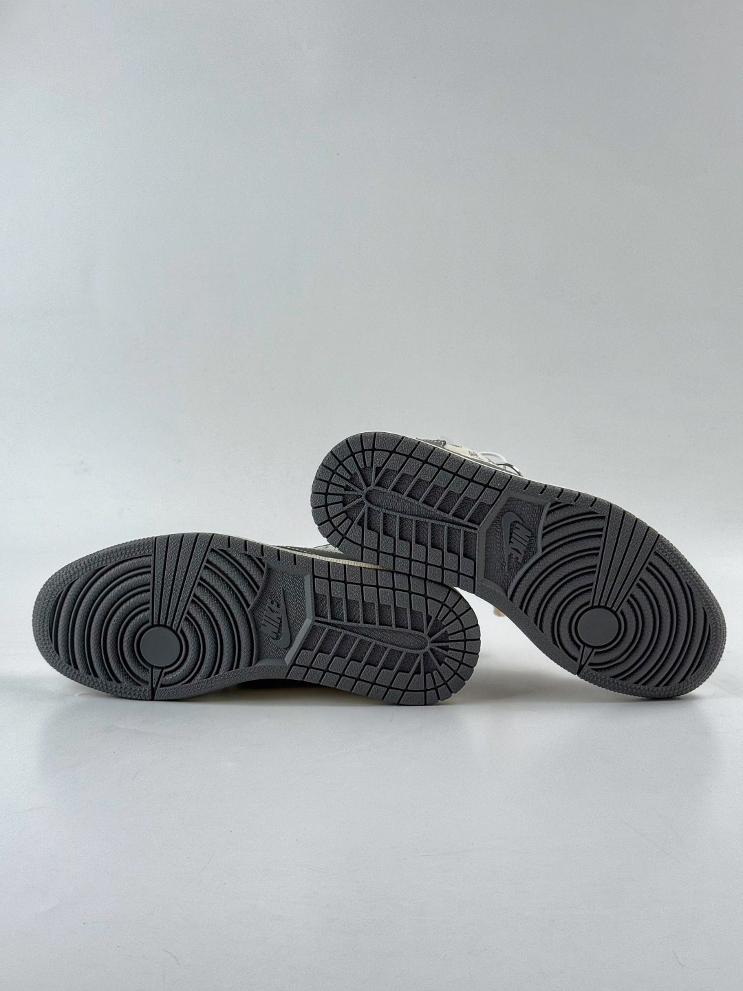 230 Travis Scott x Nike Air Jordan 1 Low x LABUBU Air Jordan 1 Low 反转灰白小勾拉布布倒钩 LD2028-055