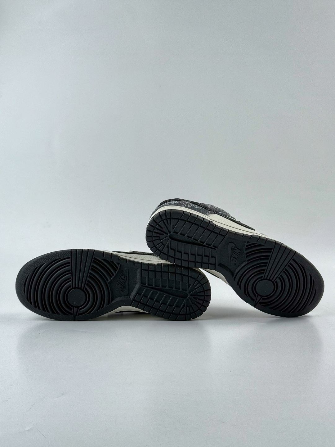 NIKE SB Dunk Low RETRO x Louis Vuitton 灰白牛仔满天星 SC0601-471-莆田鞋,莆田鞋货源,高仿鞋,高仿鞋货源,安福档口,莆田高仿鞋,莆田鞋批发,高仿鞋批发,莆田高仿运动鞋,高仿运动鞋,莆田运动鞋 NIKE SB Dunk Low RETRO x Louis Vuitton 灰白牛仔满天星 SC0601-471