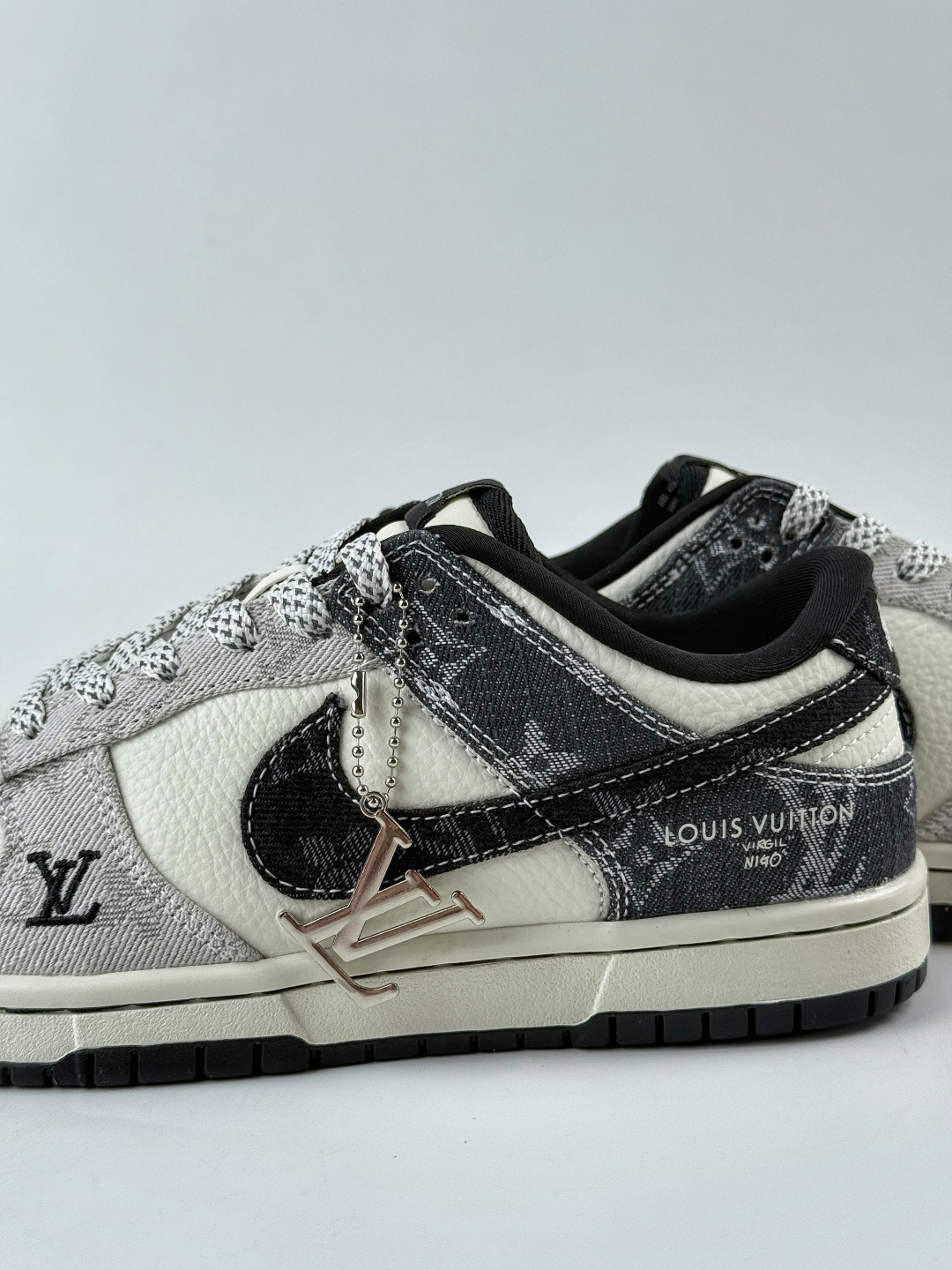 NIKE SB Dunk Low RETRO x Louis Vuitton 灰白牛仔满天星 SC0601-471-莆田鞋,莆田鞋货源,高仿鞋,高仿鞋货源,安福档口,莆田高仿鞋,莆田鞋批发,高仿鞋批发,莆田高仿运动鞋,高仿运动鞋,莆田运动鞋 NIKE SB Dunk Low RETRO x Louis Vuitton 灰白牛仔满天星 SC0601-471