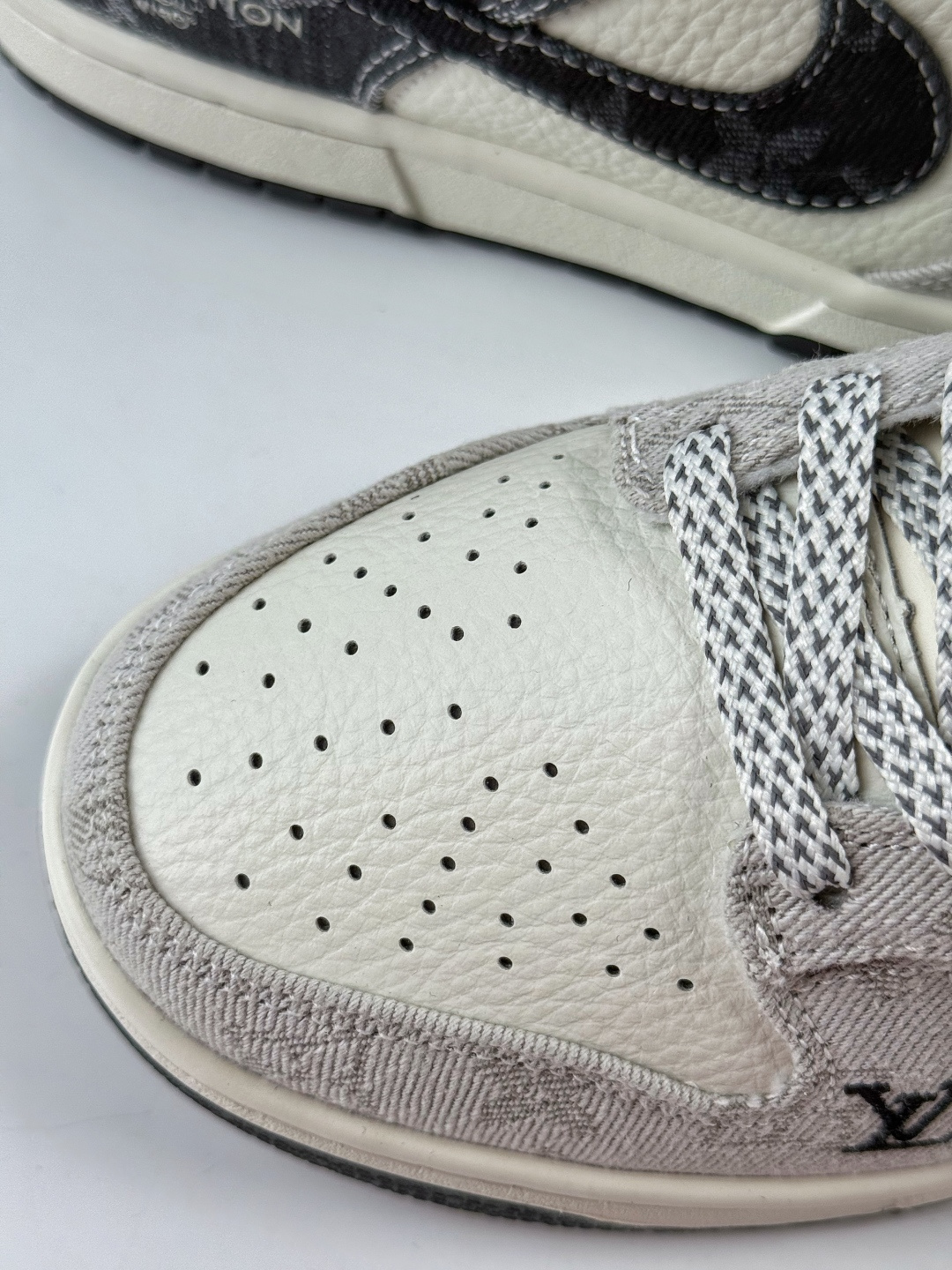 NIKE SB Dunk Low RETRO x Louis Vuitton 灰白牛仔满天星 SC0601-471-莆田鞋,莆田鞋货源,高仿鞋,高仿鞋货源,安福档口,莆田高仿鞋,莆田鞋批发,高仿鞋批发,莆田高仿运动鞋,高仿运动鞋,莆田运动鞋 NIKE SB Dunk Low RETRO x Louis Vuitton 灰白牛仔满天星 SC0601-471
