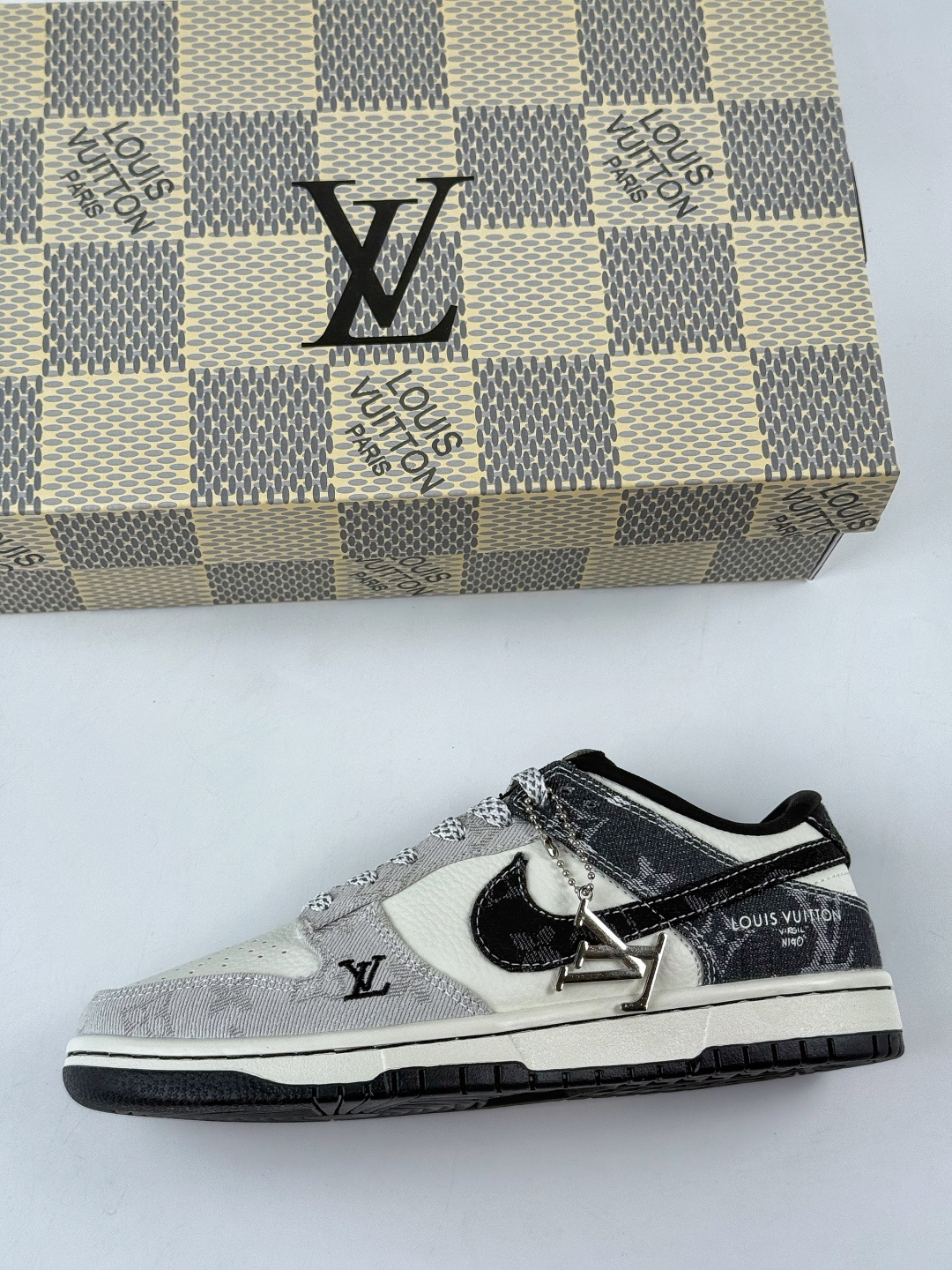 NIKE SB Dunk Low RETRO x Louis Vuitton 灰白牛仔满天星 SC0601-471-莆田鞋,莆田鞋货源,高仿鞋,高仿鞋货源,安福档口,莆田高仿鞋,莆田鞋批发,高仿鞋批发,莆田高仿运动鞋,高仿运动鞋,莆田运动鞋 NIKE SB Dunk Low RETRO x Louis Vuitton 灰白牛仔满天星 SC0601-471