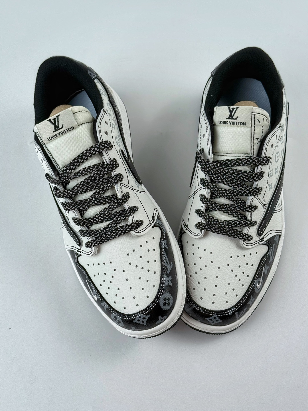 230 Travis Scott x Nike Air Jordan 1 Low x Louis Vuitton Air Jordan 1 Low 反转黑白小勾满天星倒钩 DZ5899-031