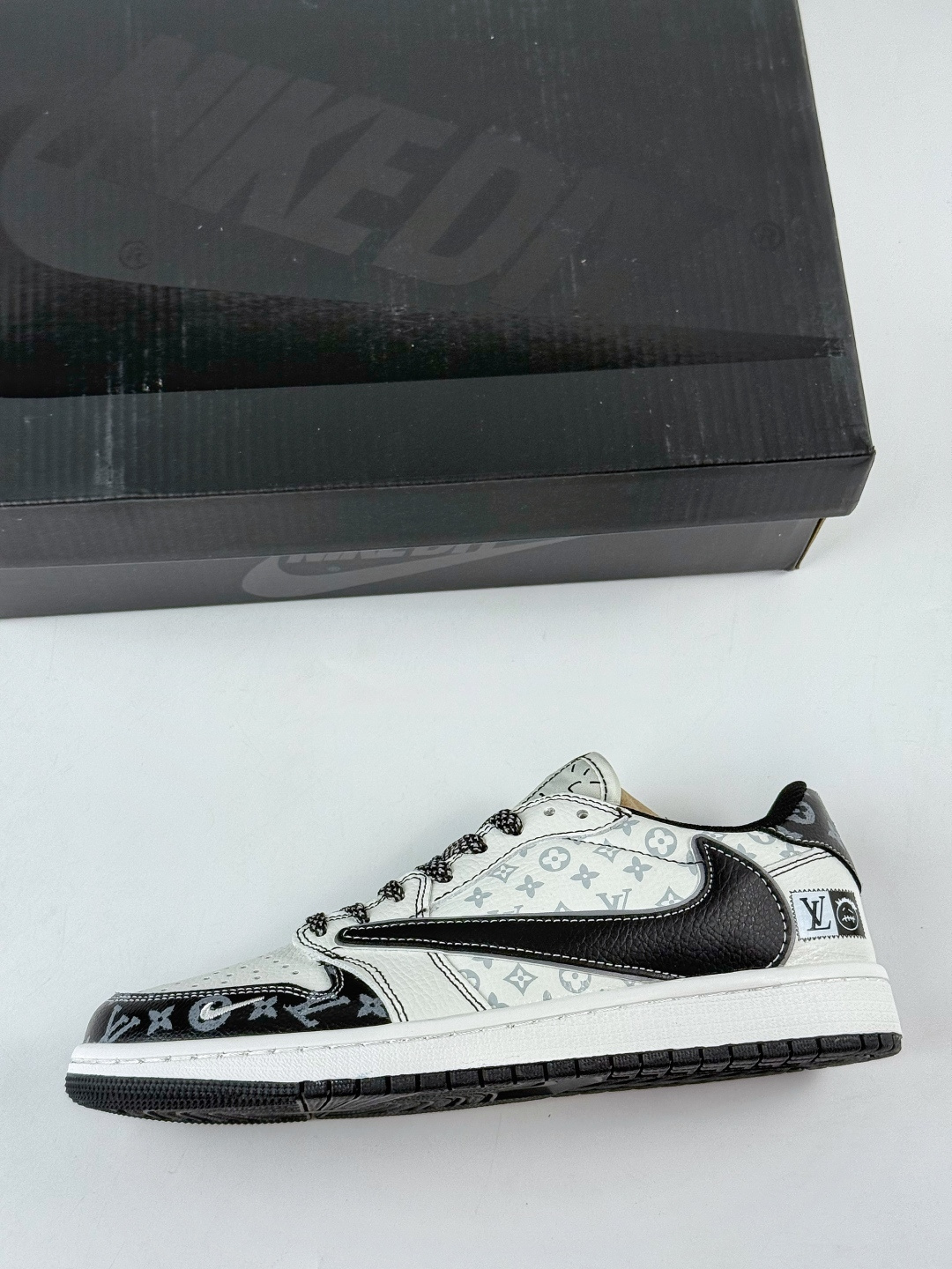 230 Travis Scott x Nike Air Jordan 1 Low x Louis Vuitton Air Jordan 1 Low 反转黑白小勾满天星倒钩 DZ5899-031