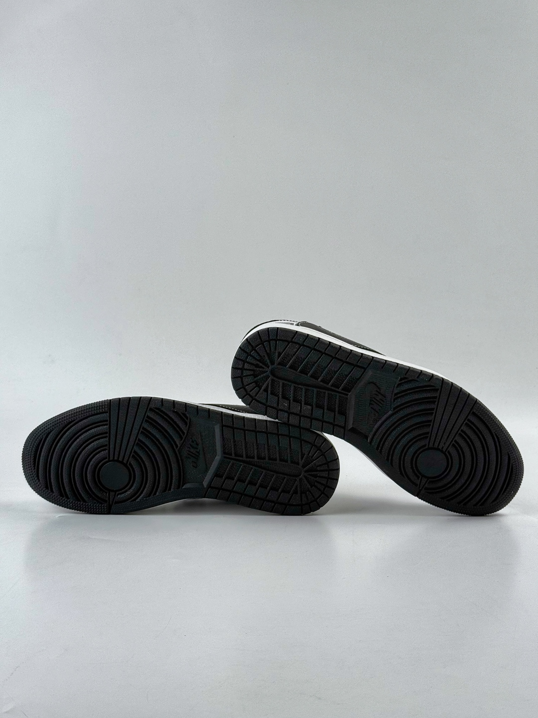 230 Travis Scott x Nike Air Jordan 1 Low x Louis Vuitton Air Jordan 1 Low 反转黑白小勾满天星倒钩 DZ5899-031