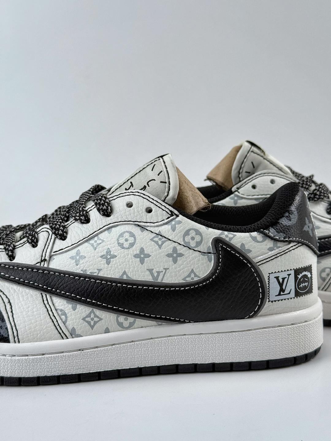 230 Travis Scott x Nike Air Jordan 1 Low x Louis Vuitton Air Jordan 1 Low 反转黑白小勾满天星倒钩 DZ5899-031
