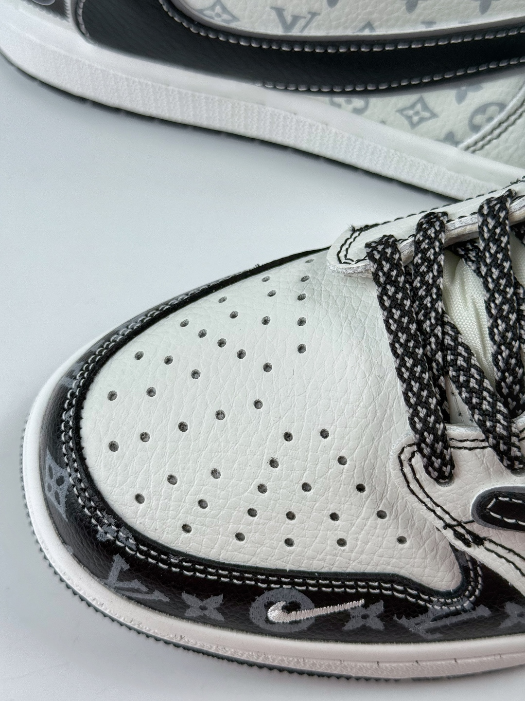 230 Travis Scott x Nike Air Jordan 1 Low x Louis Vuitton Air Jordan 1 Low 反转黑白小勾满天星倒钩 DZ5899-031