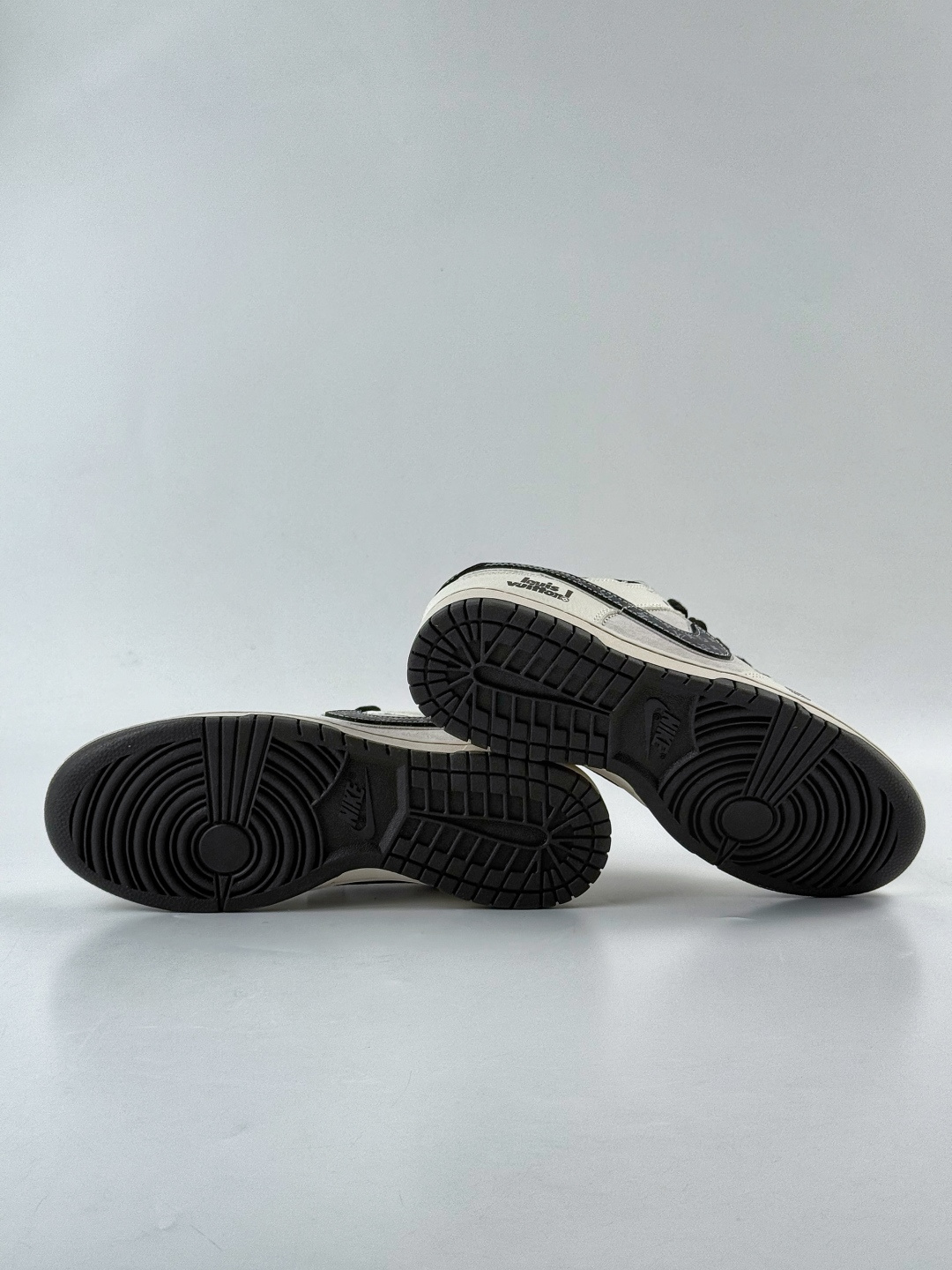 210 Nike SB Dunk Low x Louis Vuitton 白灰黑 HS2506-215