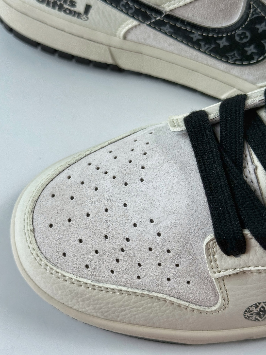 210 Nike SB Dunk Low x Louis Vuitton 白灰黑 HS2506-215