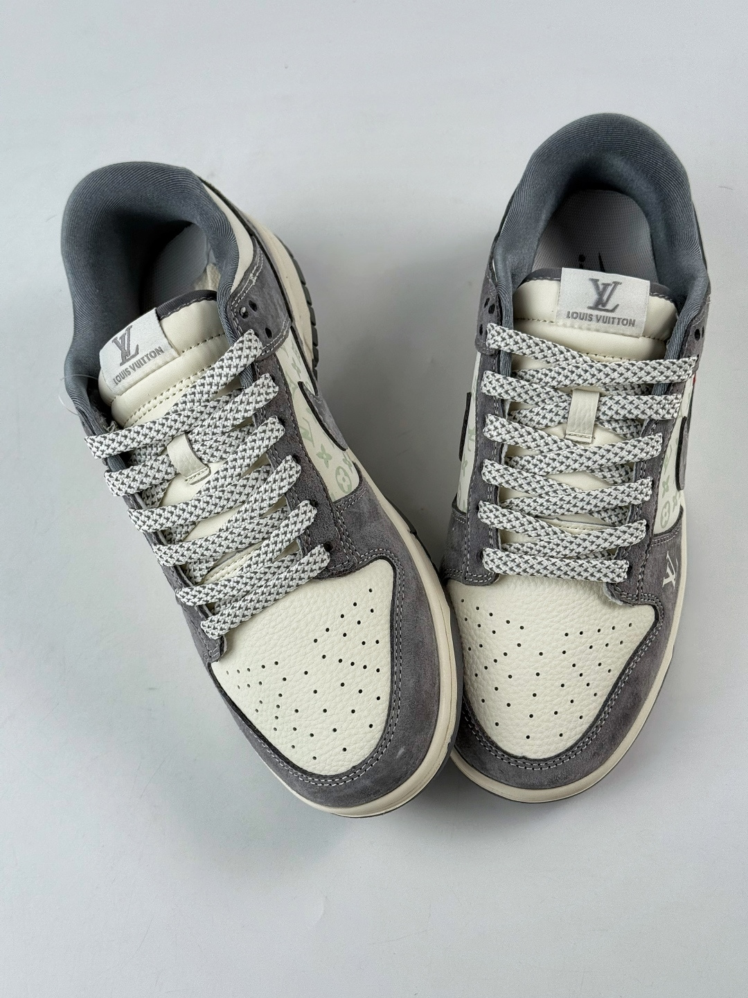 Nike SB Dunk Low x Louis Vuitton 灰白双小勾满天星 CX5050-Y13