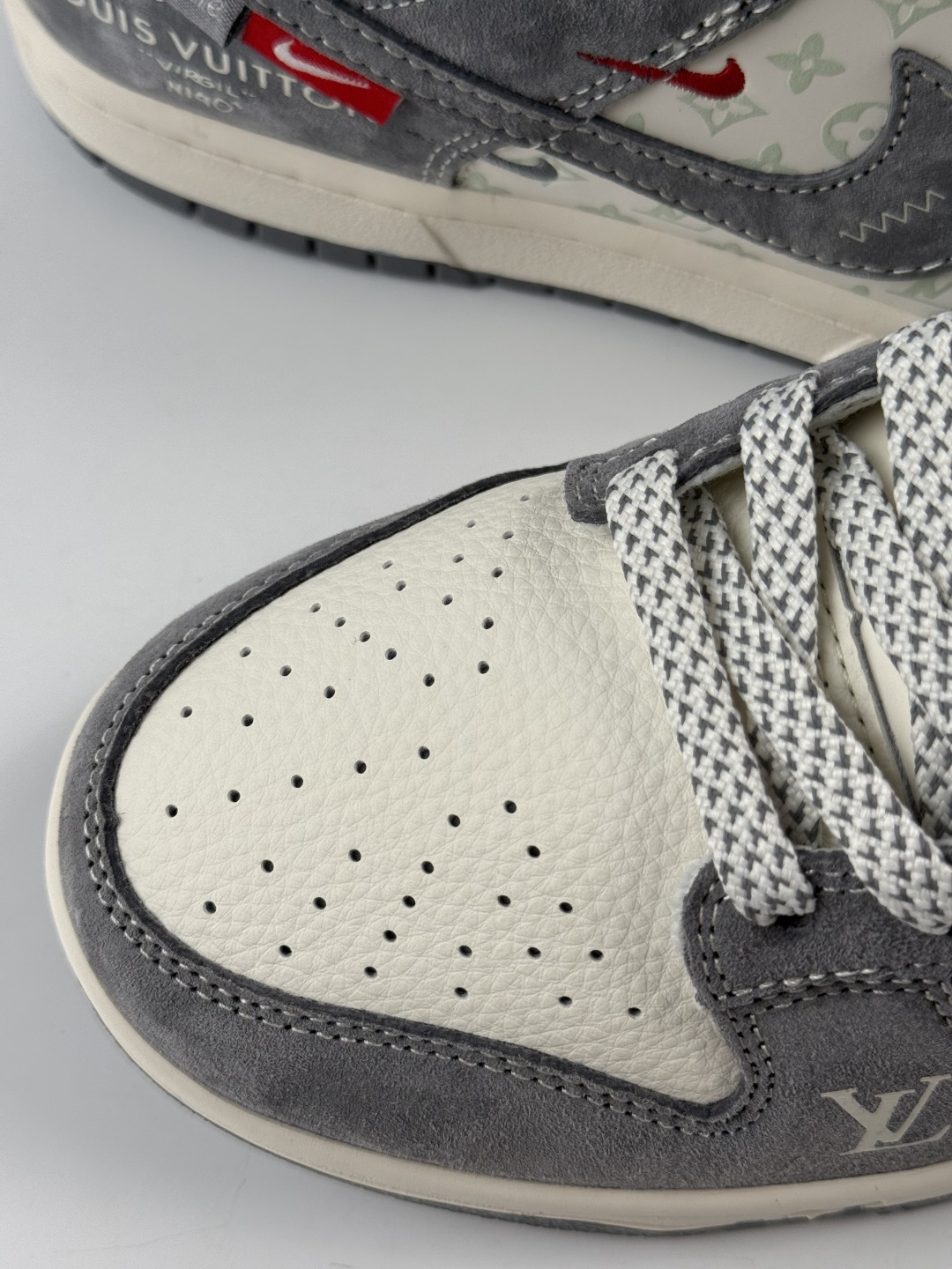 Nike SB Dunk Low x Louis Vuitton 灰白双小勾满天星 CX5050-Y13