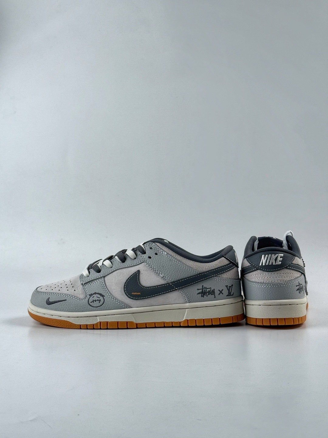 Nike SB Dunk Low x Stussy x Louis Vuitton 灰黑小勾 SG6688-006-莆田鞋,莆田鞋货源,高仿鞋,高仿鞋货源,安福档口,莆田高仿鞋,莆田鞋批发,高仿鞋批发,莆田高仿运动鞋,高仿运动鞋,莆田运动鞋 Nike SB Dunk Low x Stussy x Louis Vuitton 灰黑小勾 SG6688-006