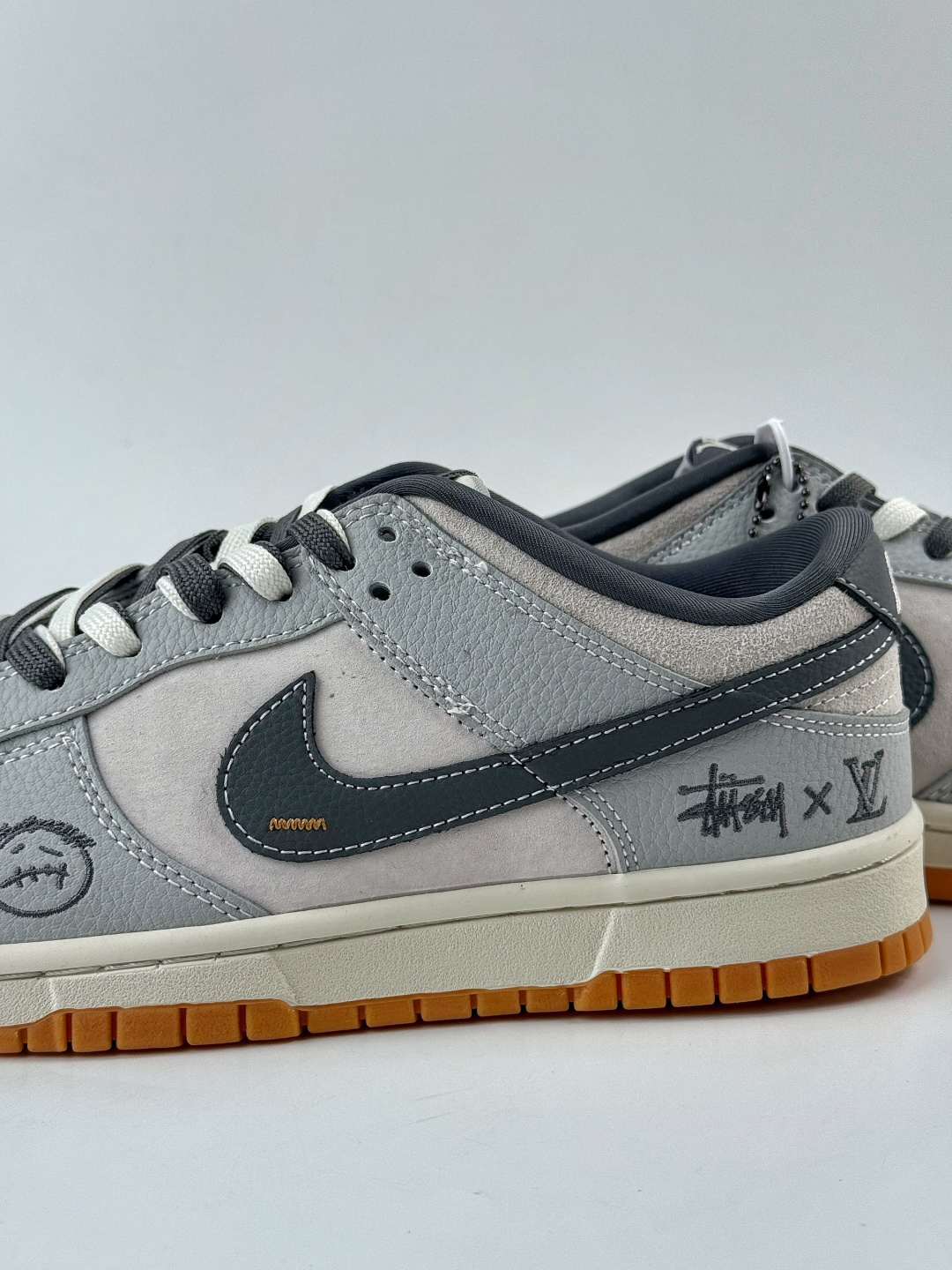 Nike SB Dunk Low x Stussy x Louis Vuitton 灰黑小勾 SG6688-006-莆田鞋,莆田鞋货源,高仿鞋,高仿鞋货源,安福档口,莆田高仿鞋,莆田鞋批发,高仿鞋批发,莆田高仿运动鞋,高仿运动鞋,莆田运动鞋 Nike SB Dunk Low x Stussy x Louis Vuitton 灰黑小勾 SG6688-006