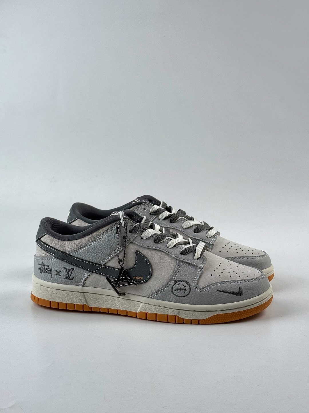 Nike SB Dunk Low x Stussy x Louis Vuitton 灰黑小勾 SG6688-006-莆田鞋,莆田鞋货源,高仿鞋,高仿鞋货源,安福档口,莆田高仿鞋,莆田鞋批发,高仿鞋批发,莆田高仿运动鞋,高仿运动鞋,莆田运动鞋 Nike SB Dunk Low x Stussy x Louis Vuitton 灰黑小勾 SG6688-006