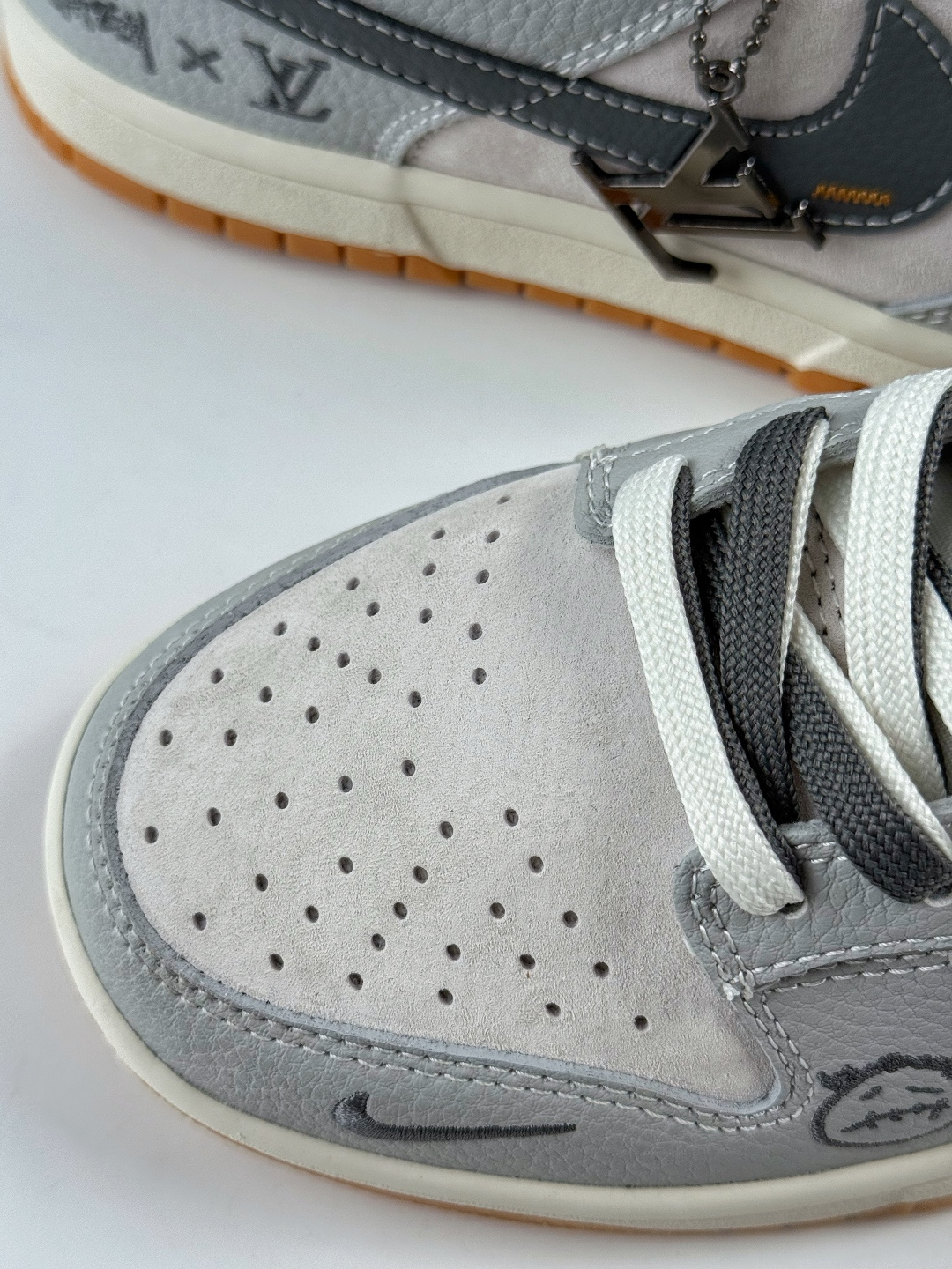 Nike SB Dunk Low x Stussy x Louis Vuitton 灰黑小勾 SG6688-006-莆田鞋,莆田鞋货源,高仿鞋,高仿鞋货源,安福档口,莆田高仿鞋,莆田鞋批发,高仿鞋批发,莆田高仿运动鞋,高仿运动鞋,莆田运动鞋 Nike SB Dunk Low x Stussy x Louis Vuitton 灰黑小勾 SG6688-006