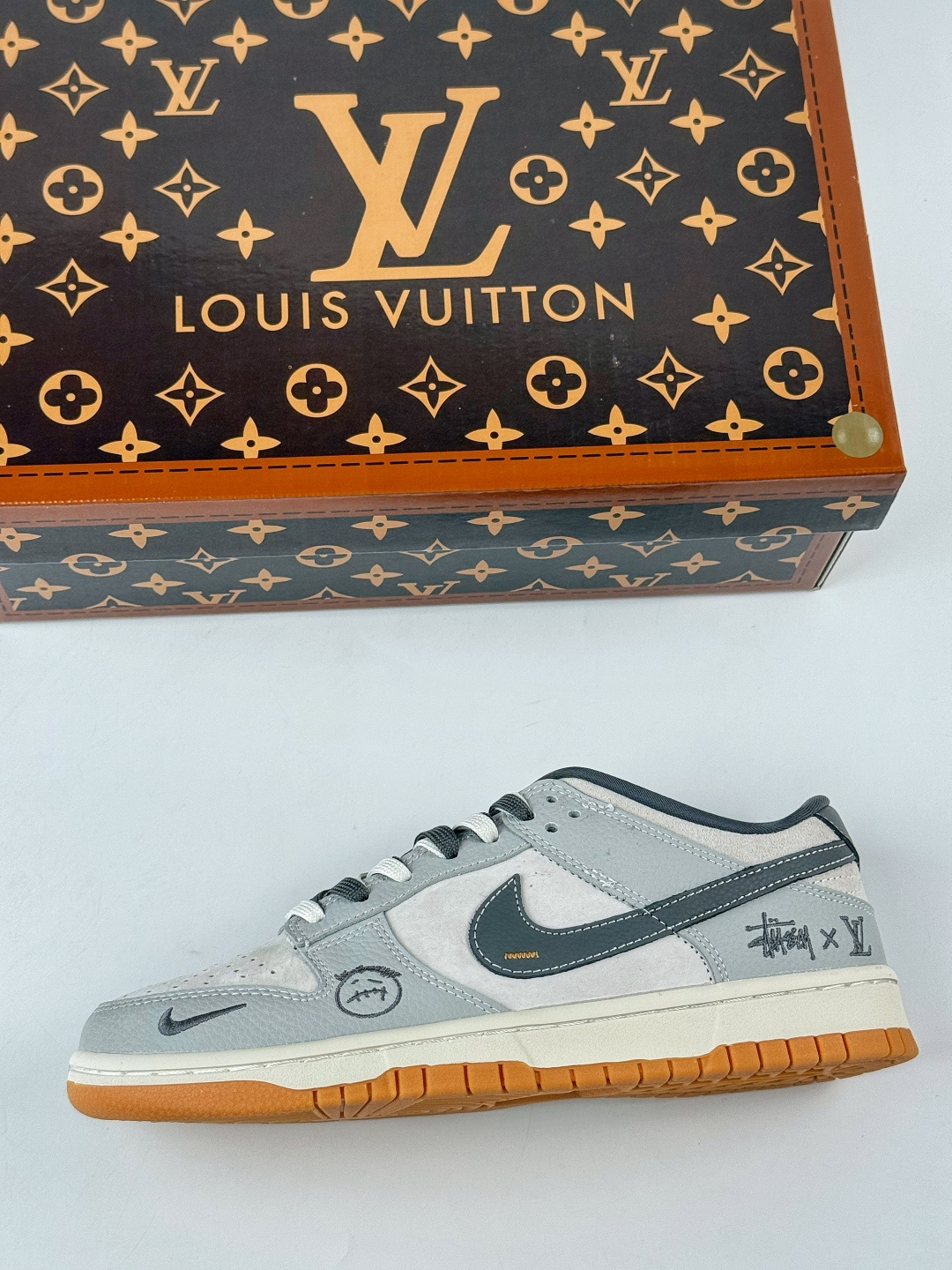 Nike SB Dunk Low x Stussy x Louis Vuitton 灰黑小勾 SG6688-006-莆田鞋,莆田鞋货源,高仿鞋,高仿鞋货源,安福档口,莆田高仿鞋,莆田鞋批发,高仿鞋批发,莆田高仿运动鞋,高仿运动鞋,莆田运动鞋 Nike SB Dunk Low x Stussy x Louis Vuitton 灰黑小勾 SG6688-006