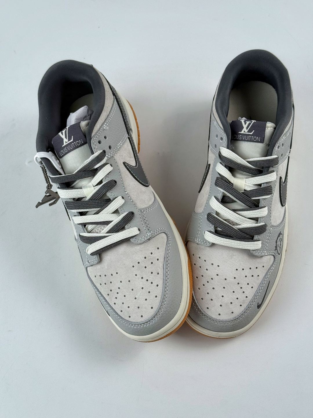 Nike SB Dunk Low x Stussy x Louis Vuitton 灰黑小勾 SG6688-006-莆田鞋,莆田鞋货源,高仿鞋,高仿鞋货源,安福档口,莆田高仿鞋,莆田鞋批发,高仿鞋批发,莆田高仿运动鞋,高仿运动鞋,莆田运动鞋 Nike SB Dunk Low x Stussy x Louis Vuitton 灰黑小勾 SG6688-006