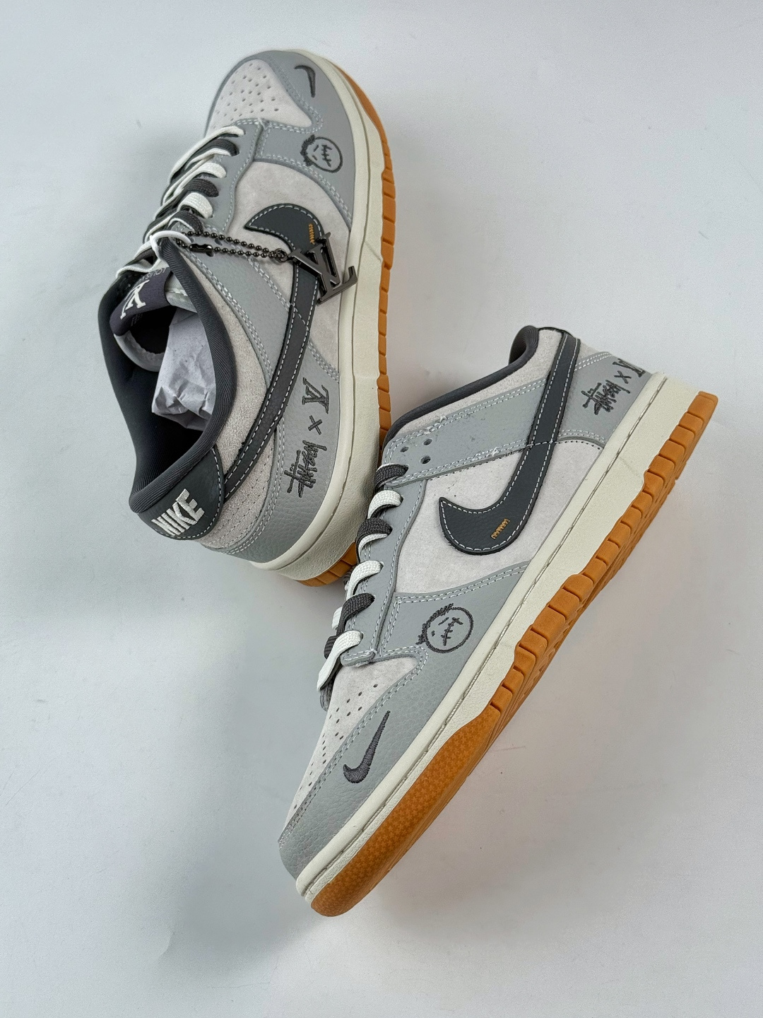 Nike SB Dunk Low x Stussy x Louis Vuitton 灰黑小勾 SG6688-006-莆田鞋,莆田鞋货源,高仿鞋,高仿鞋货源,安福档口,莆田高仿鞋,莆田鞋批发,高仿鞋批发,莆田高仿运动鞋,高仿运动鞋,莆田运动鞋 Nike SB Dunk Low x Stussy x Louis Vuitton 灰黑小勾 SG6688-006