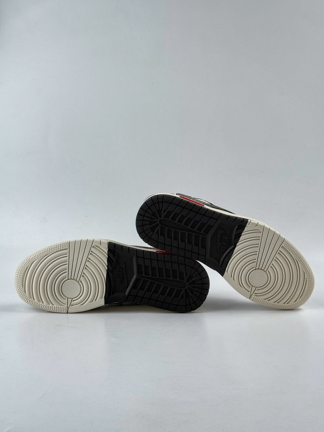 Travis Scott x Nike Air Jordan 1 Low x Louis Vuitton x Superme Air Jordan 1 Low 反转黑白满天星倒钩纯原版本 CX5050-Y31-莆田鞋,莆田鞋货源,高仿鞋,高仿鞋货源,安福档口,莆田高仿鞋,莆田鞋批发,高仿鞋批发,莆田高仿运动鞋,高仿运动鞋,莆田运动鞋 Travis Scott x Nike Air Jordan 1 Low x Louis Vuitton x Superme Air Jordan 1 Low 反转黑白满天星倒钩纯原版本 CX5050-Y31