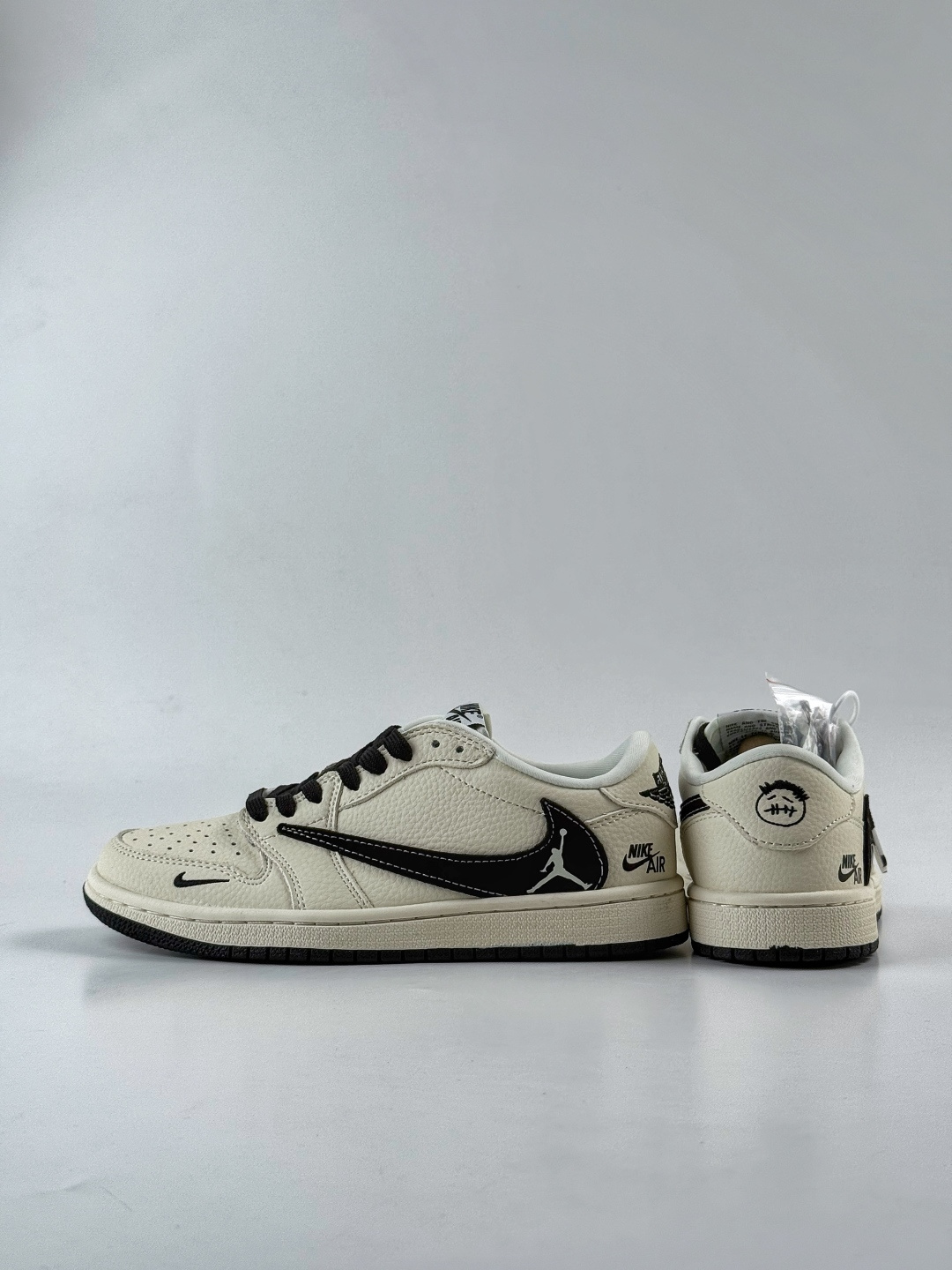 230 Travis Scott x Nike Air Jordan 1 Low x NIKE Air Jordan 1 Low 反转白黑小勾倒钩 DD7866-105