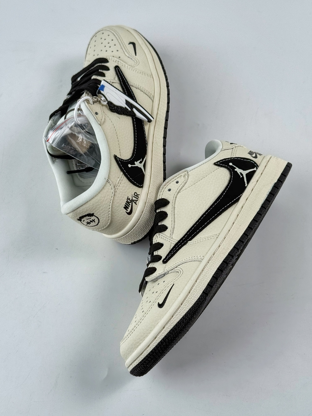 230 Travis Scott x Nike Air Jordan 1 Low x NIKE Air Jordan 1 Low 反转白黑小勾倒钩 DD7866-105