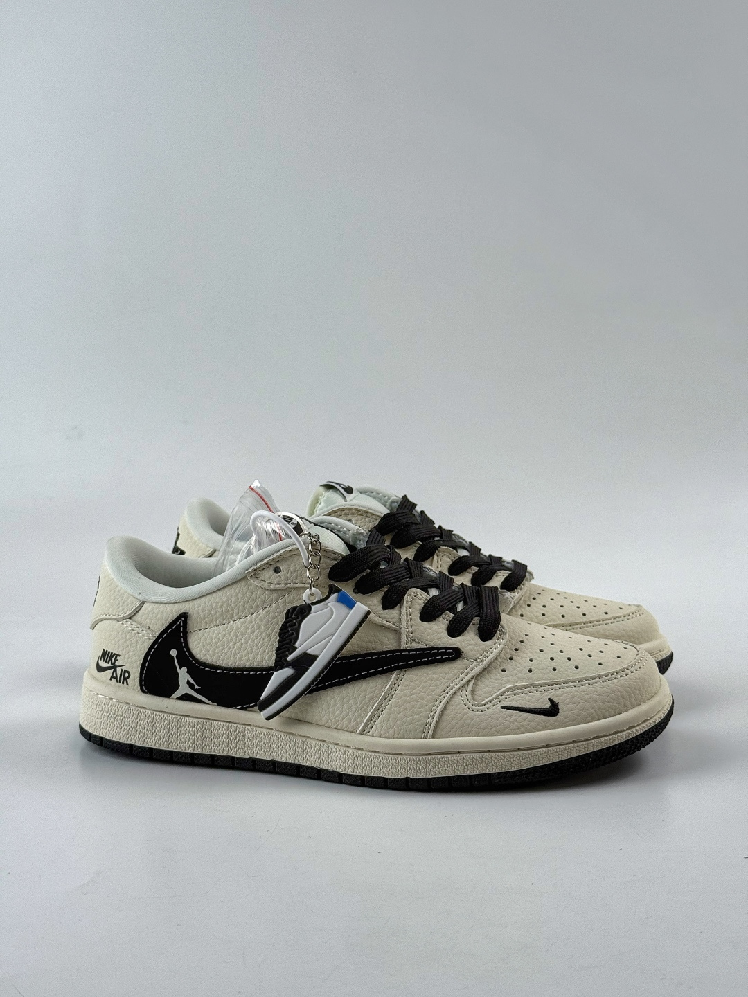 230 Travis Scott x Nike Air Jordan 1 Low x NIKE Air Jordan 1 Low 反转白黑小勾倒钩 DD7866-105