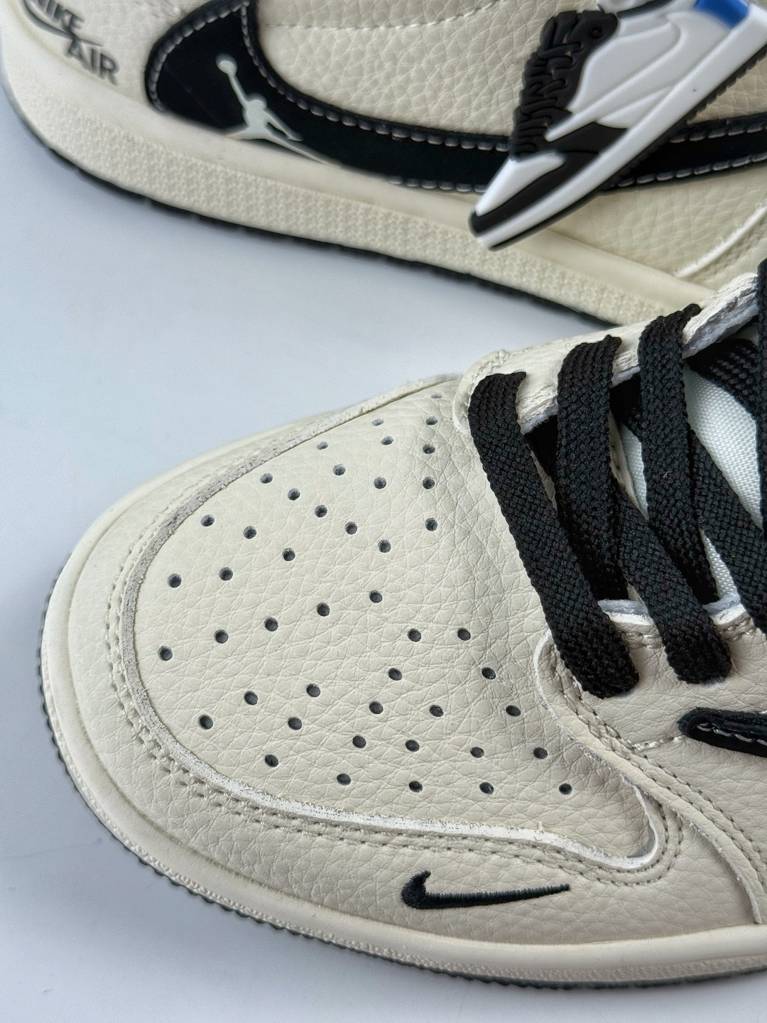 230 Travis Scott x Nike Air Jordan 1 Low x NIKE Air Jordan 1 Low 反转白黑小勾倒钩 DD7866-105