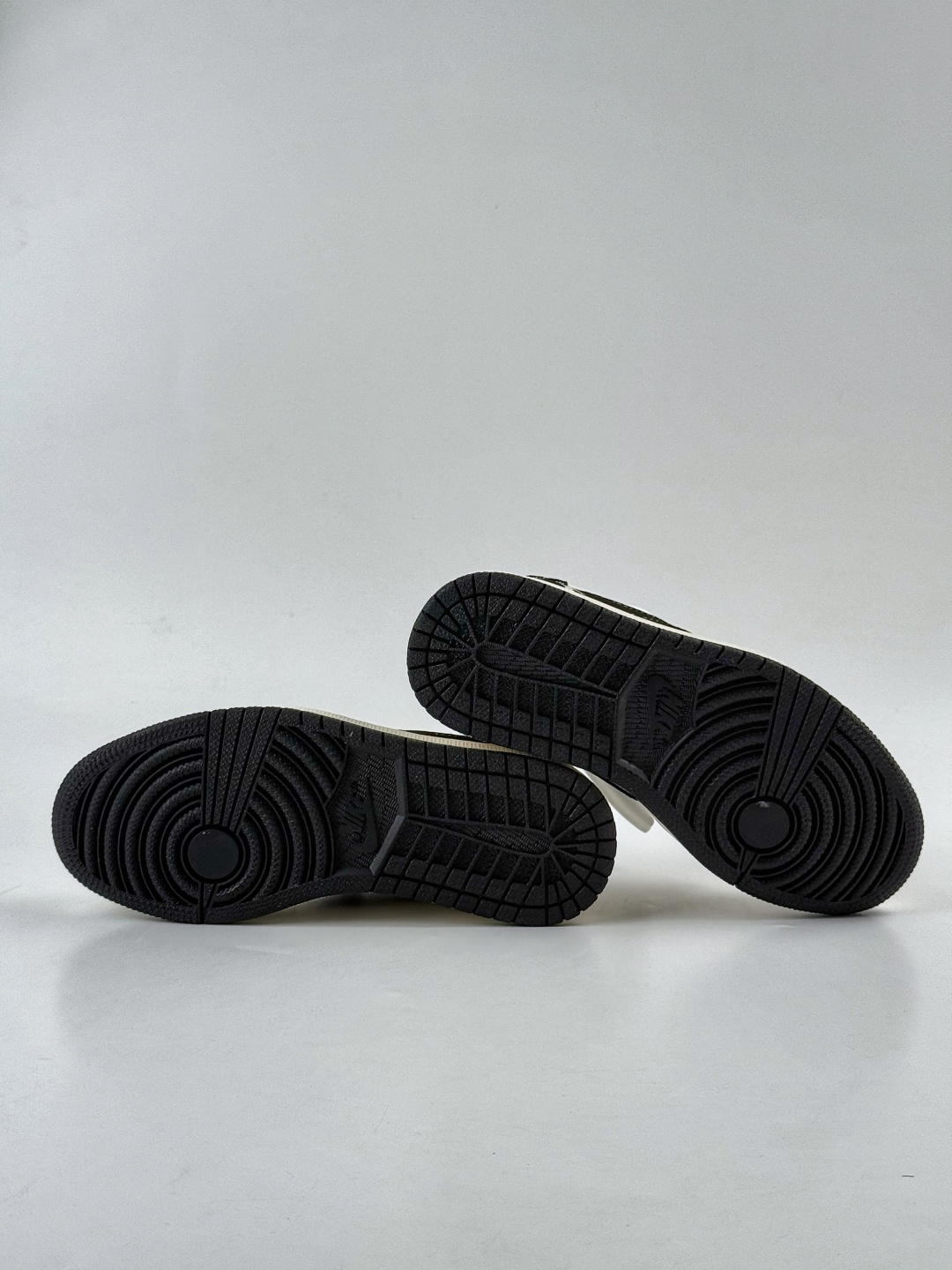 230 Travis Scott x Nike Air Jordan 1 Low x NIKE Air Jordan 1 Low 反转白黑小勾倒钩 DD7866-105