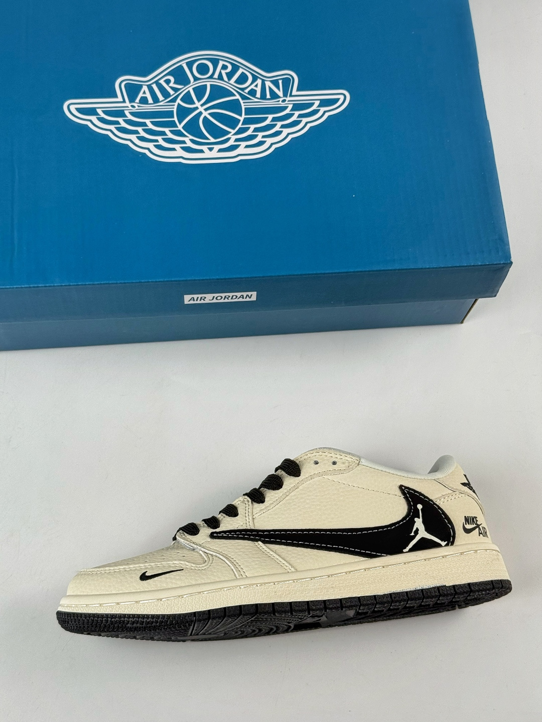 230 Travis Scott x Nike Air Jordan 1 Low x NIKE Air Jordan 1 Low 反转白黑小勾倒钩 DD7866-105