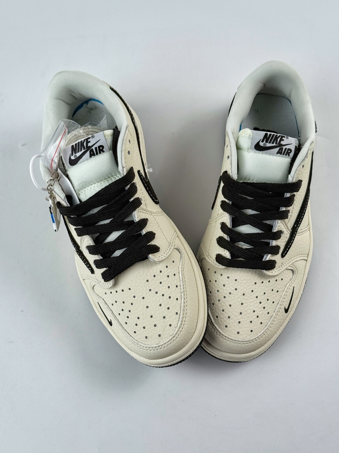 230 Travis Scott x Nike Air Jordan 1 Low x NIKE Air Jordan 1 Low 反转白黑小勾倒钩 DD7866-105