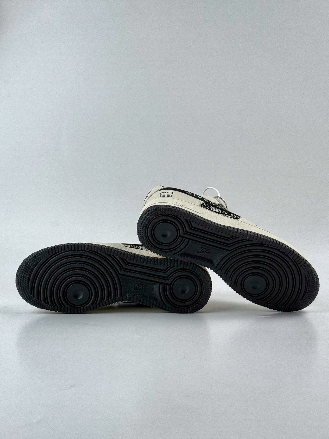 210 Nike Air Force 1 Low 07 x GIVENCHY 白黑小勾满天星 KJ1688-021