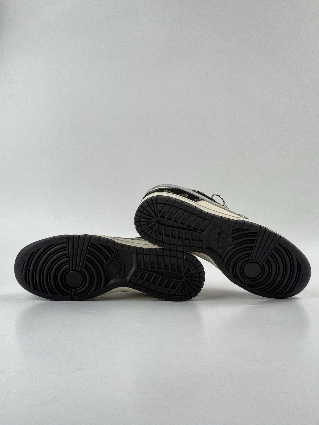 230 Nike SB Dunk Low x FENDI 黑灰白小勾 LW1818-124