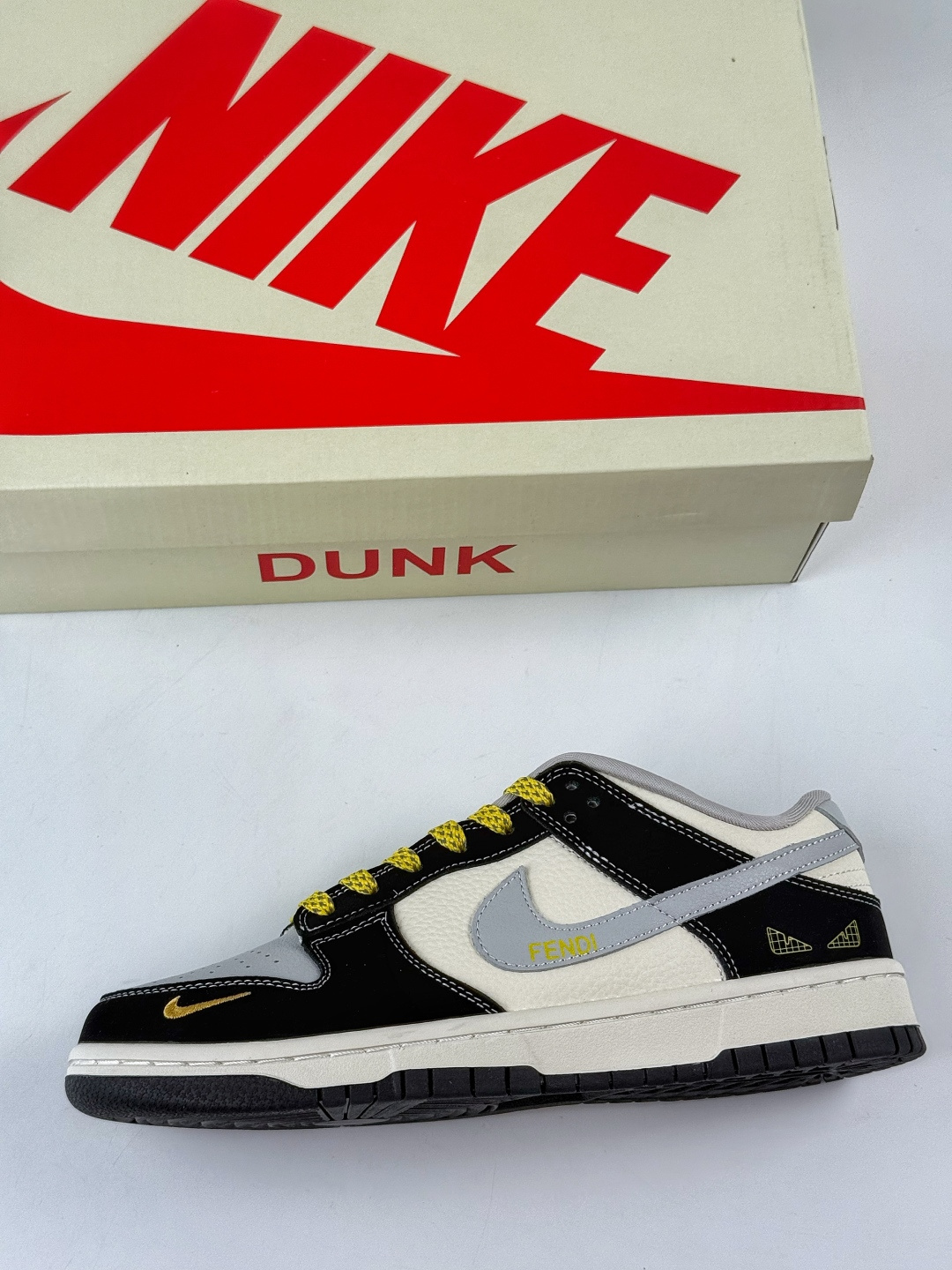 230 Nike SB Dunk Low x FENDI 黑灰白小勾 LW1818-124