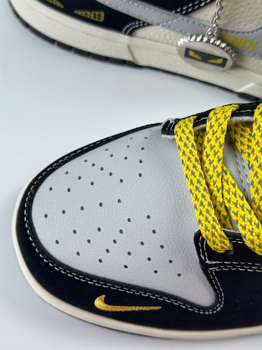 230 Nike SB Dunk Low x FENDI 黑灰白小勾 LW1818-124