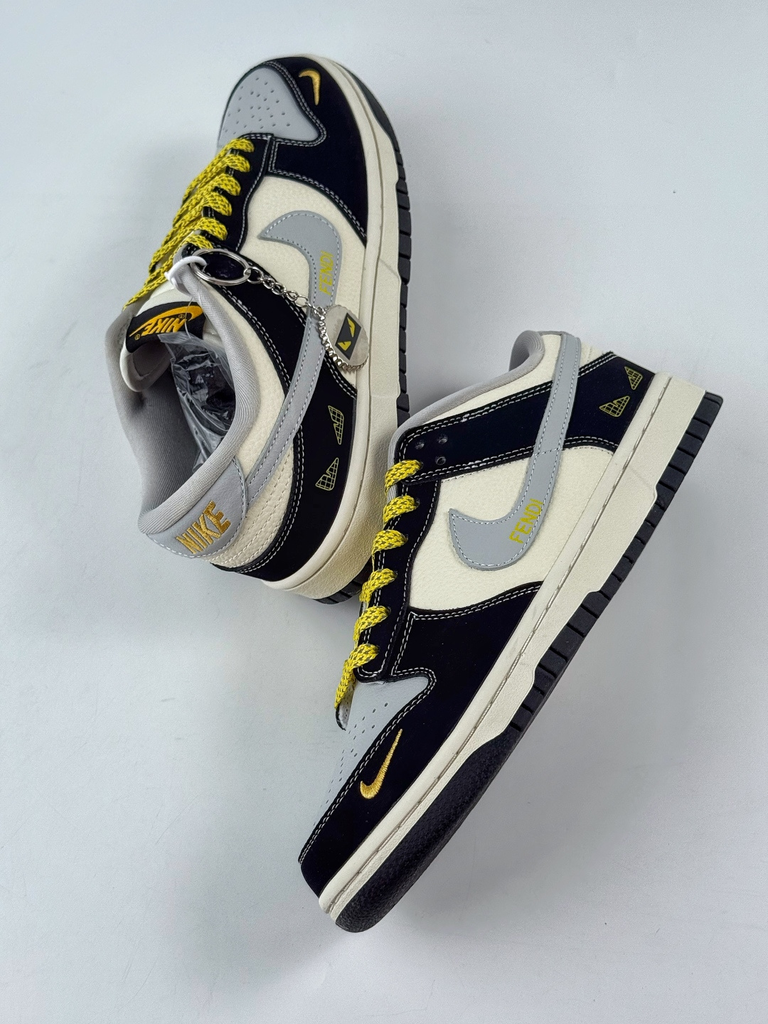 230 Nike SB Dunk Low x FENDI 黑灰白小勾 LW1818-124
