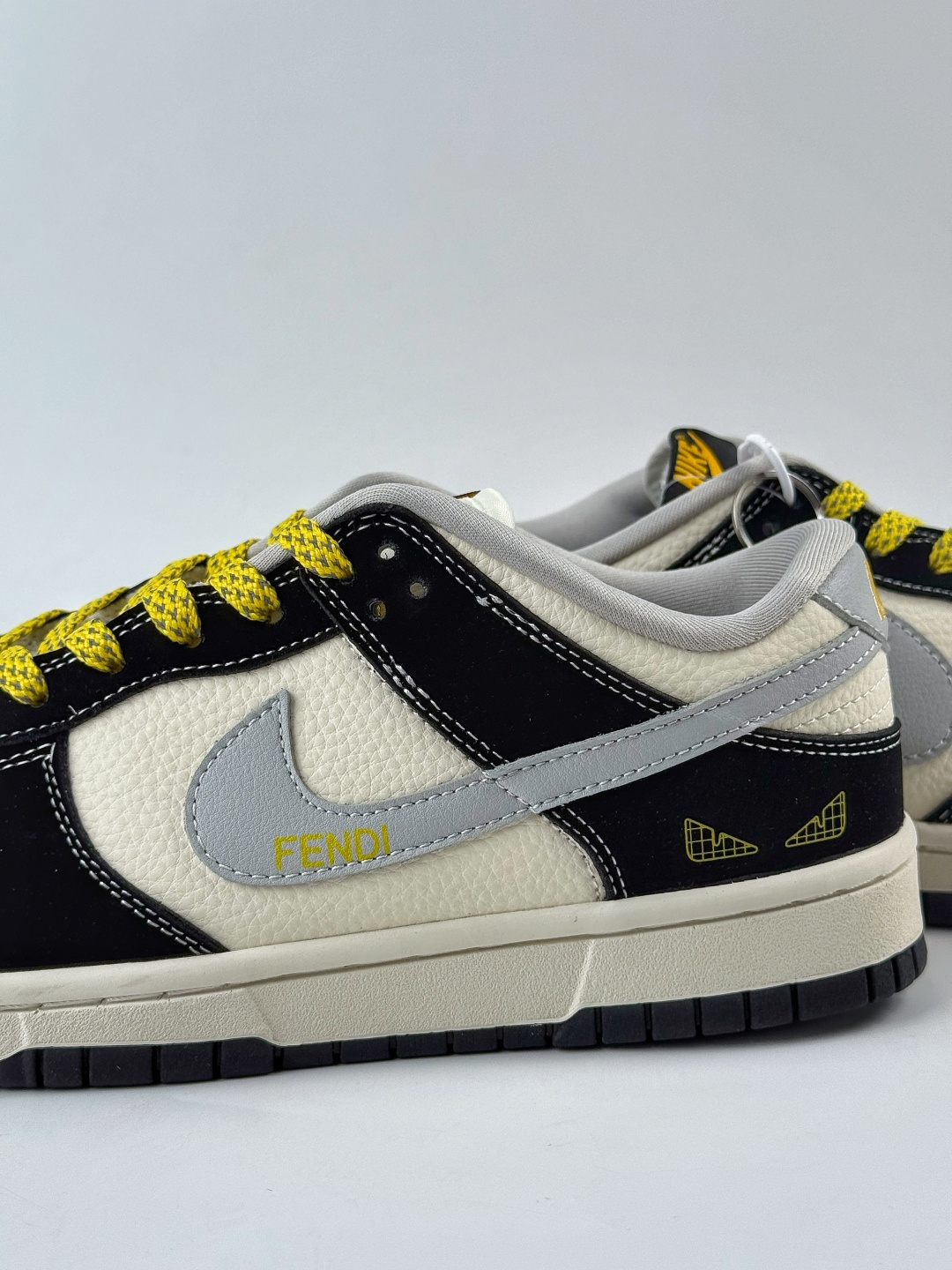 230 Nike SB Dunk Low x FENDI 黑灰白小勾 LW1818-124