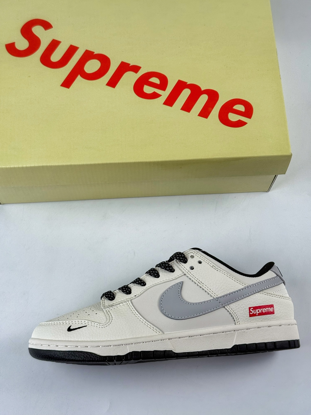 Nike SB Dunk Low x Superme 白灰黑小勾满天星 JP1628-030