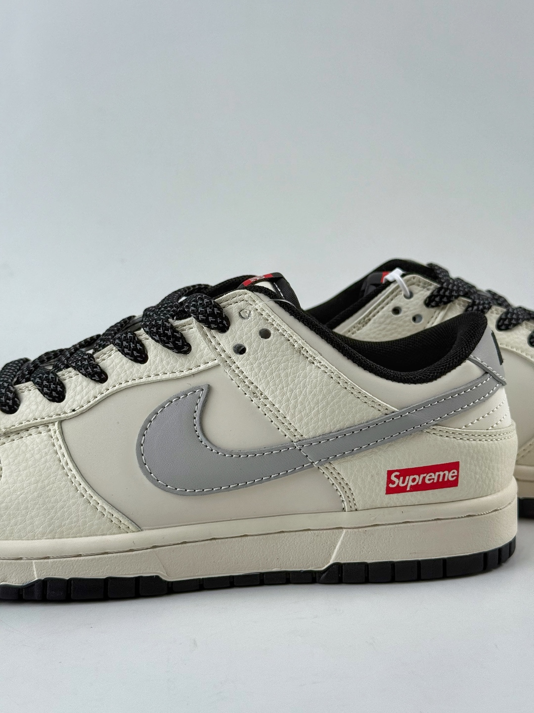 Nike SB Dunk Low x Superme 白灰黑小勾满天星 JP1628-030