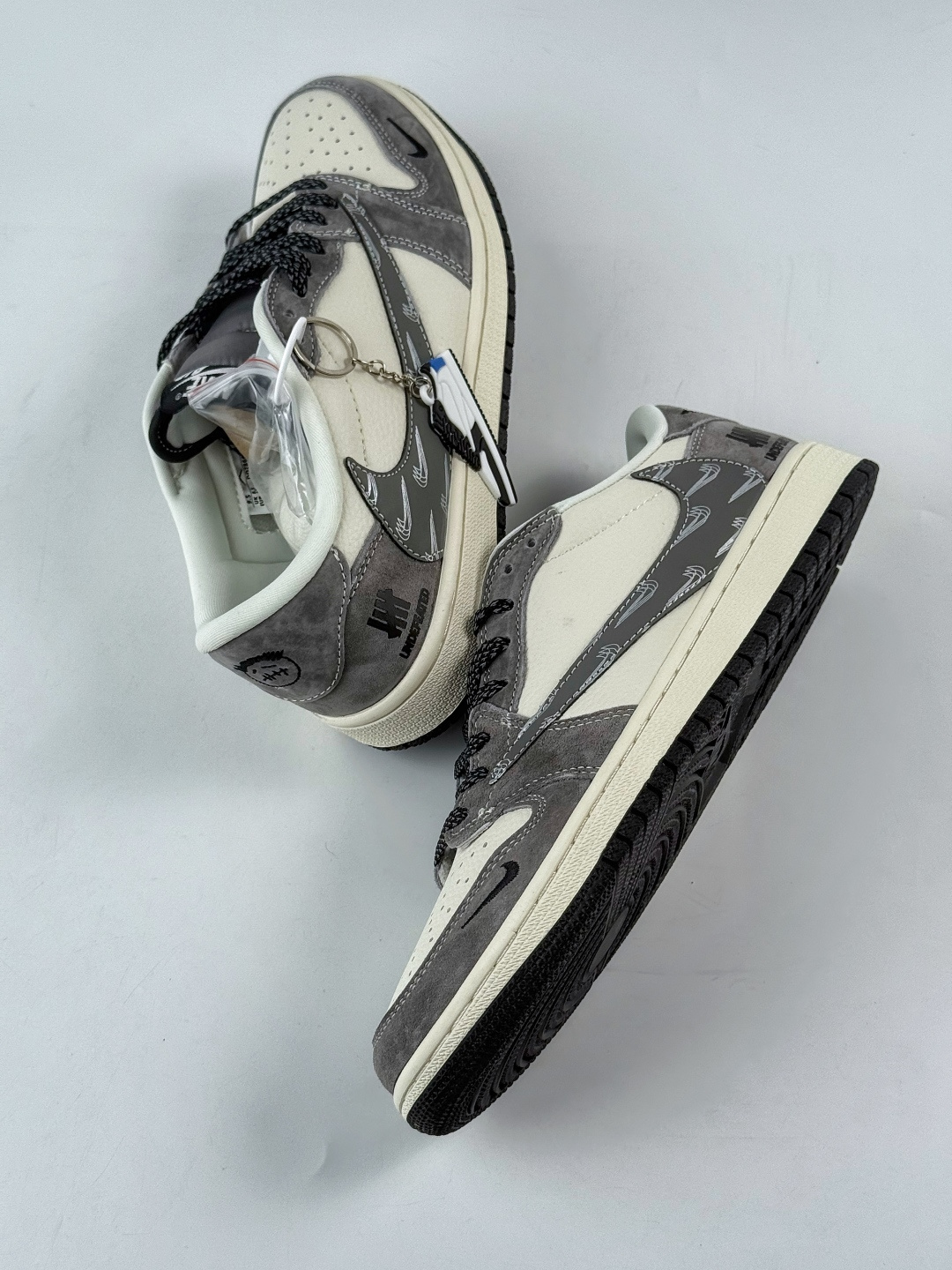 Travis Scott x Nike Air Jordan 1 Low x UNDEFEATED Air Jordan 1 Low 反转灰白小勾满天星倒钩 纯原版本 DD7866-116