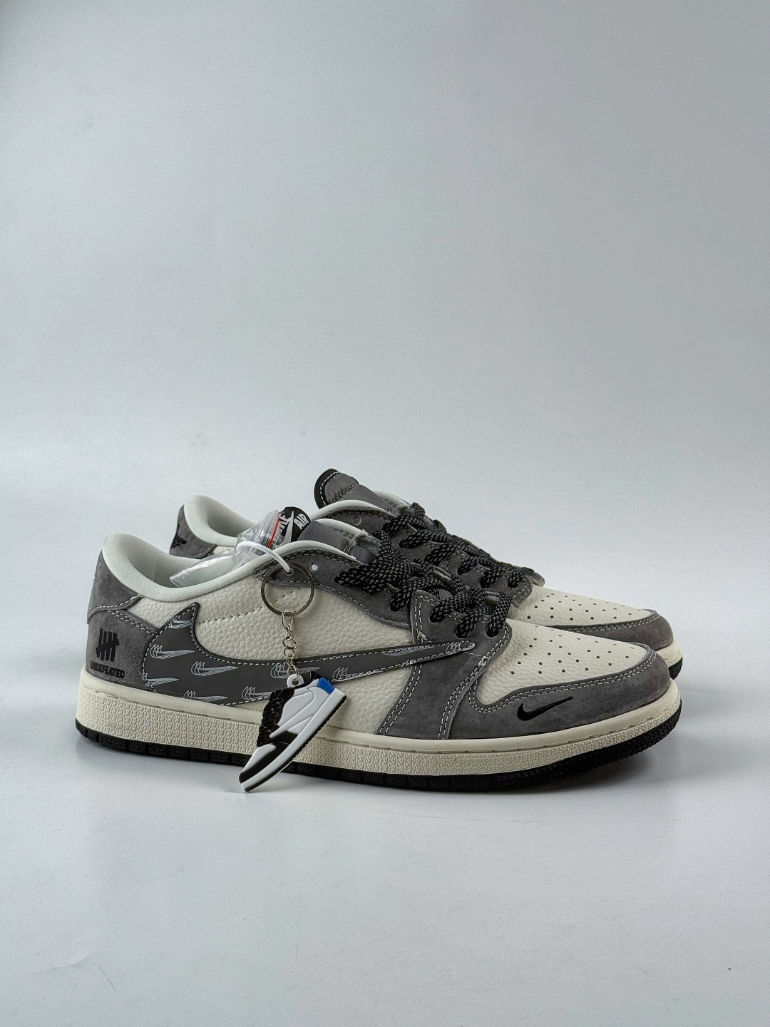 Travis Scott x Nike Air Jordan 1 Low x UNDEFEATED Air Jordan 1 Low 反转灰白小勾满天星倒钩 纯原版本 DD7866-116