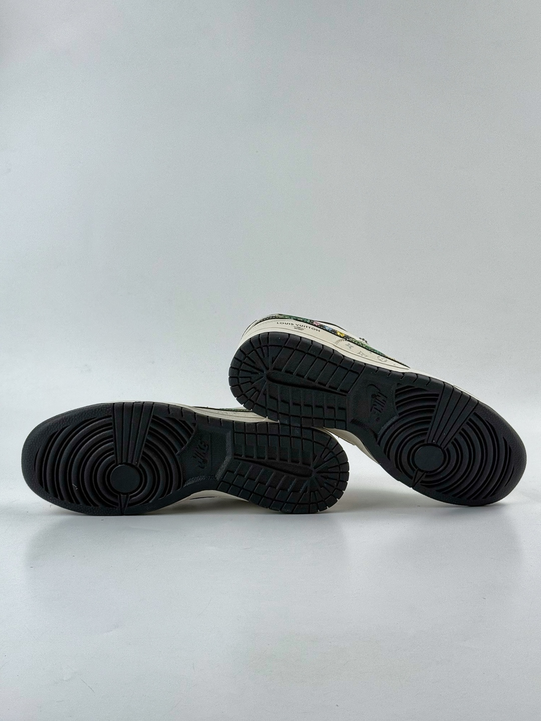 NIKE SB Dunk Low RETRO x Louis Vuitton 白黑小勾满天星 DS6608-017