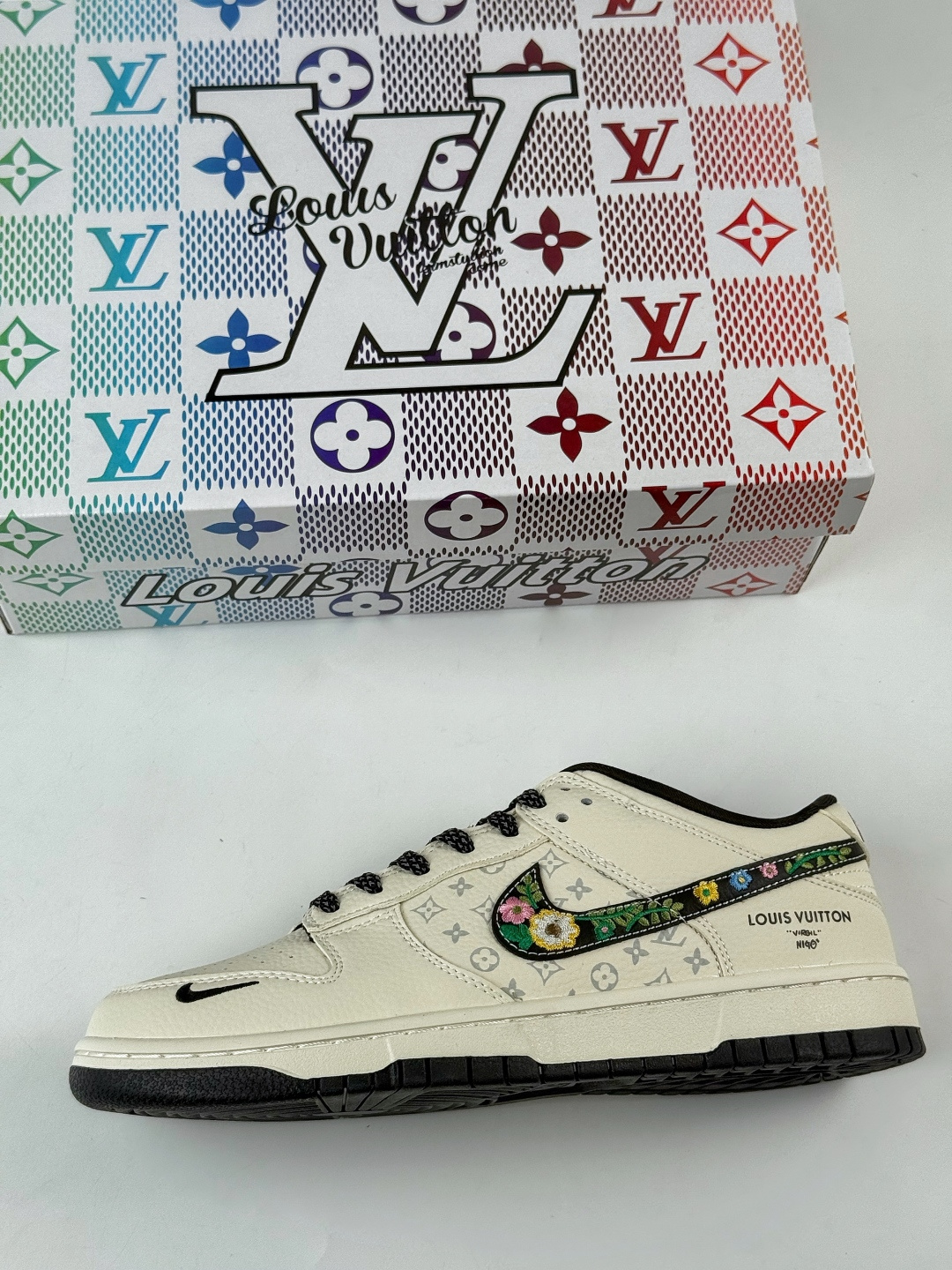 NIKE SB Dunk Low RETRO x Louis Vuitton 白黑小勾满天星 DS6608-017