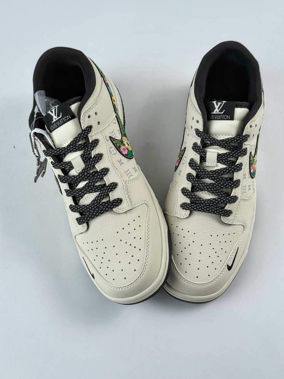NIKE SB Dunk Low RETRO x Louis Vuitton 白黑小勾满天星 DS6608-017